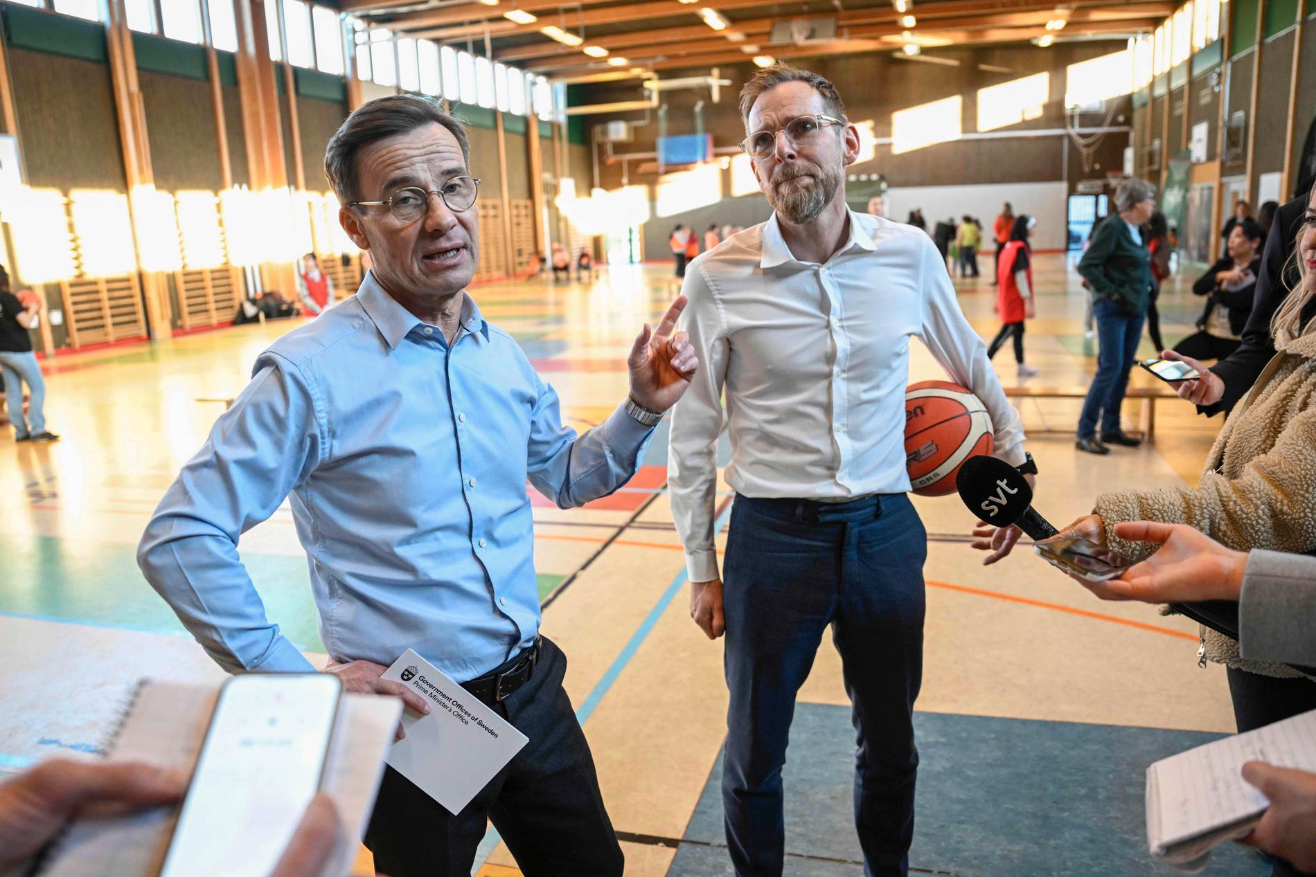 Statsminister Ulf Kristersson och socialminister Jakob Forssmed tillhör antagligen den del av svenska folket vars hälsa har förbättrats. Här spelar de basket i Södertälje.