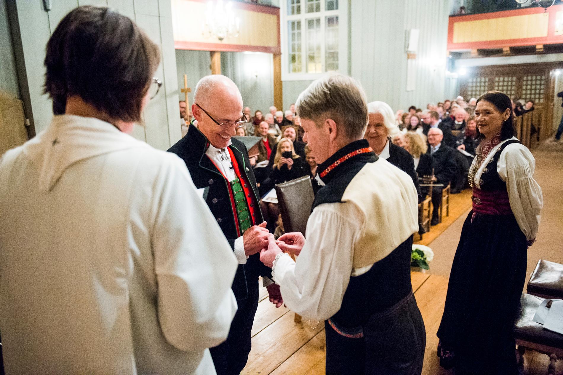 Natten mot onsdagen vigdes Kjell och Erik i Eidskogs kyrka i Norge.