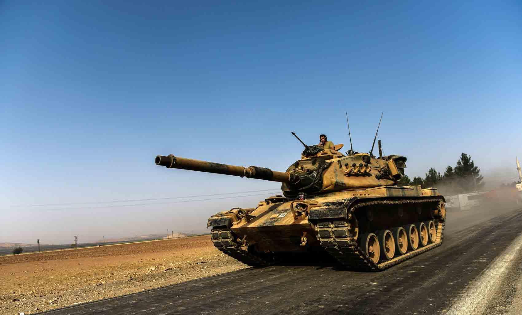 Turkiska stridsvagnar rullar in i Syrien.