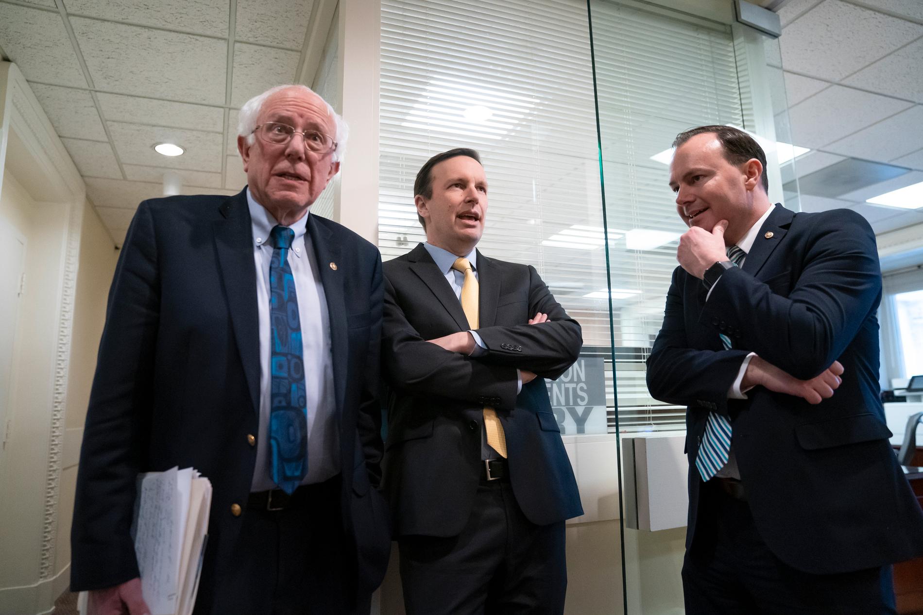 Senatorerna Bernie Sanders (D), Chris Murphy (D) och Mike Lee (R) förbereder sig för presskonferens efter att senaten röstat för att dra tillbaka amerikanskt stöd i Jemen.