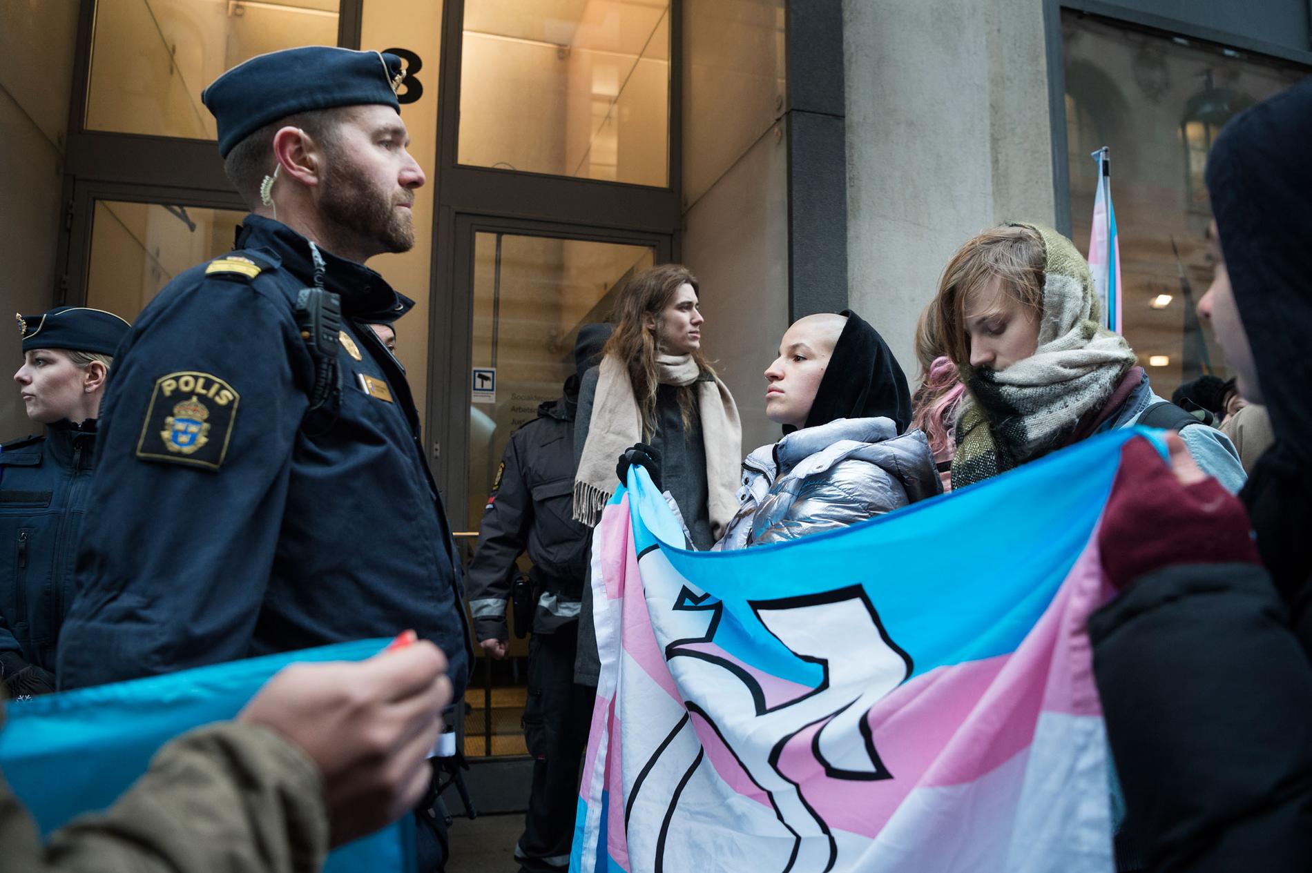 Polisen blockerar Transförsvaret för att komma närmare än två meter från dörren in till Socialdepartementet i Stockholm. 