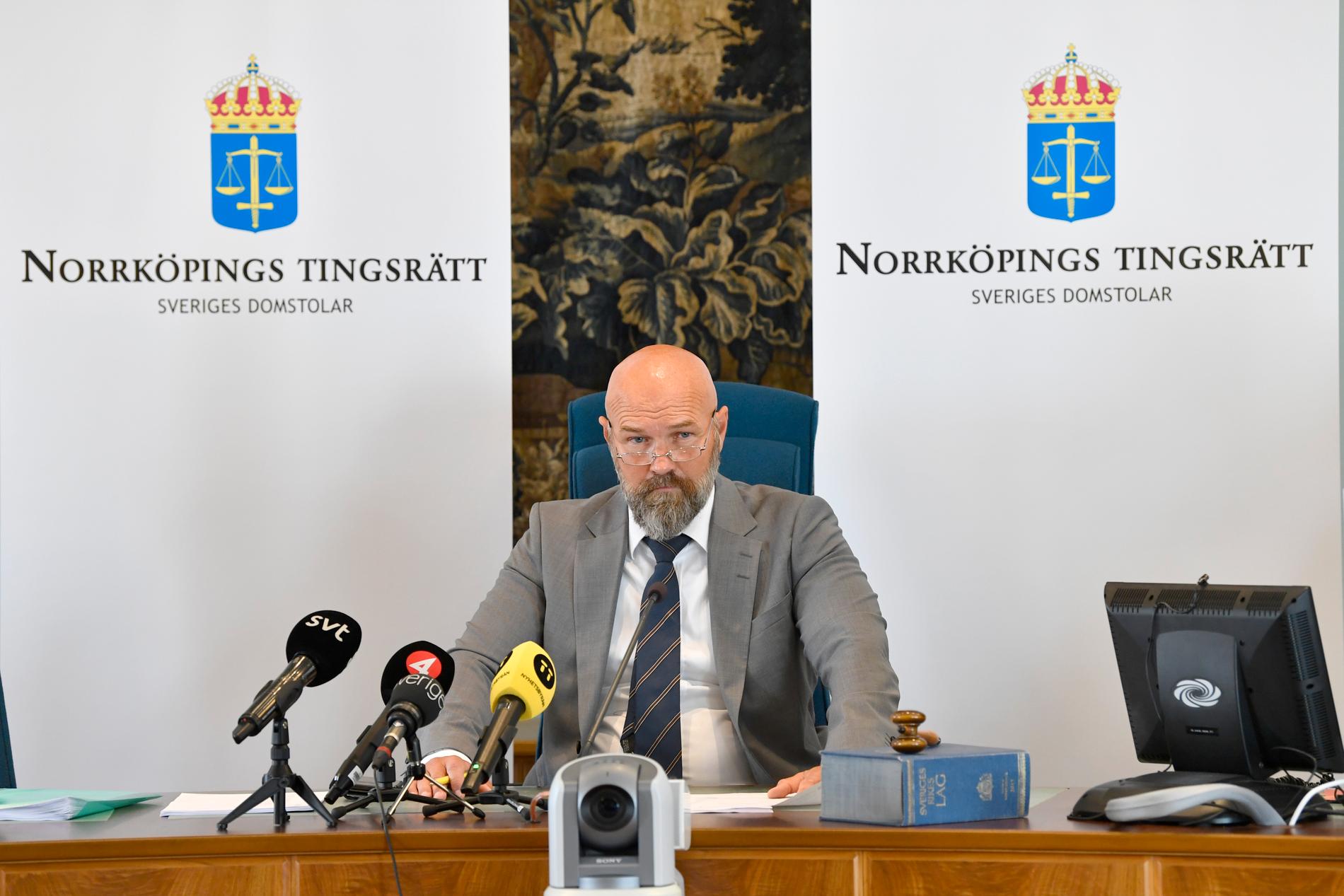 Fredrik Lenter, tillförordnad lagman vid Norrköpings tingsrätt, förklarar vid en pressträff i augusti 2020 att mamman döms för grovt vållande till annans död eftersom hon insåg att hennes dotter var i livsfara, men inte såg till att flickan fick vård.