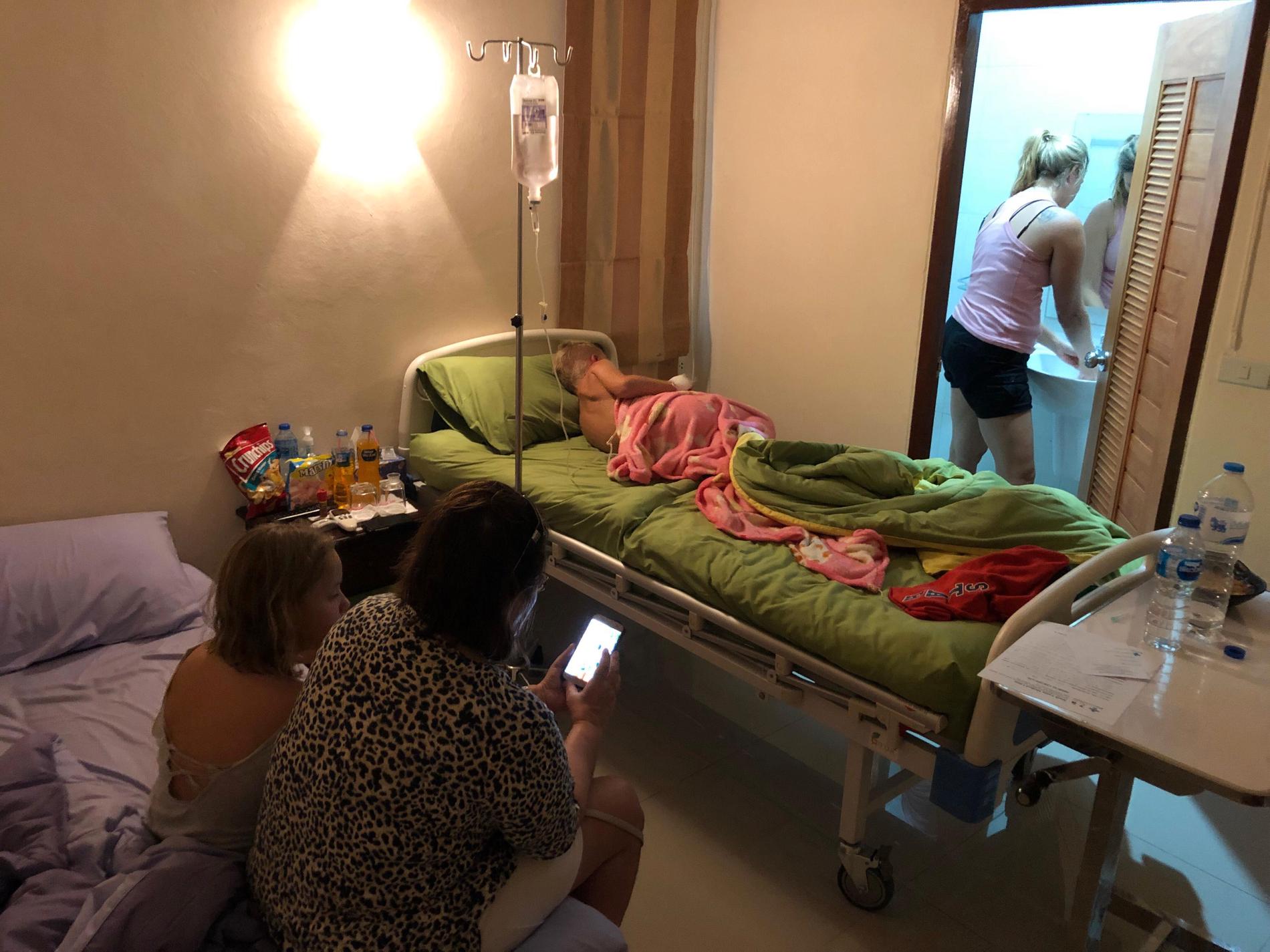 Noel får dropp på kliniken i Koh Lanta efter att ha fått denguefeber. 