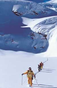 Den som ledsnat på skidområdet kan hyra en bergsguide och köra lite offpist.