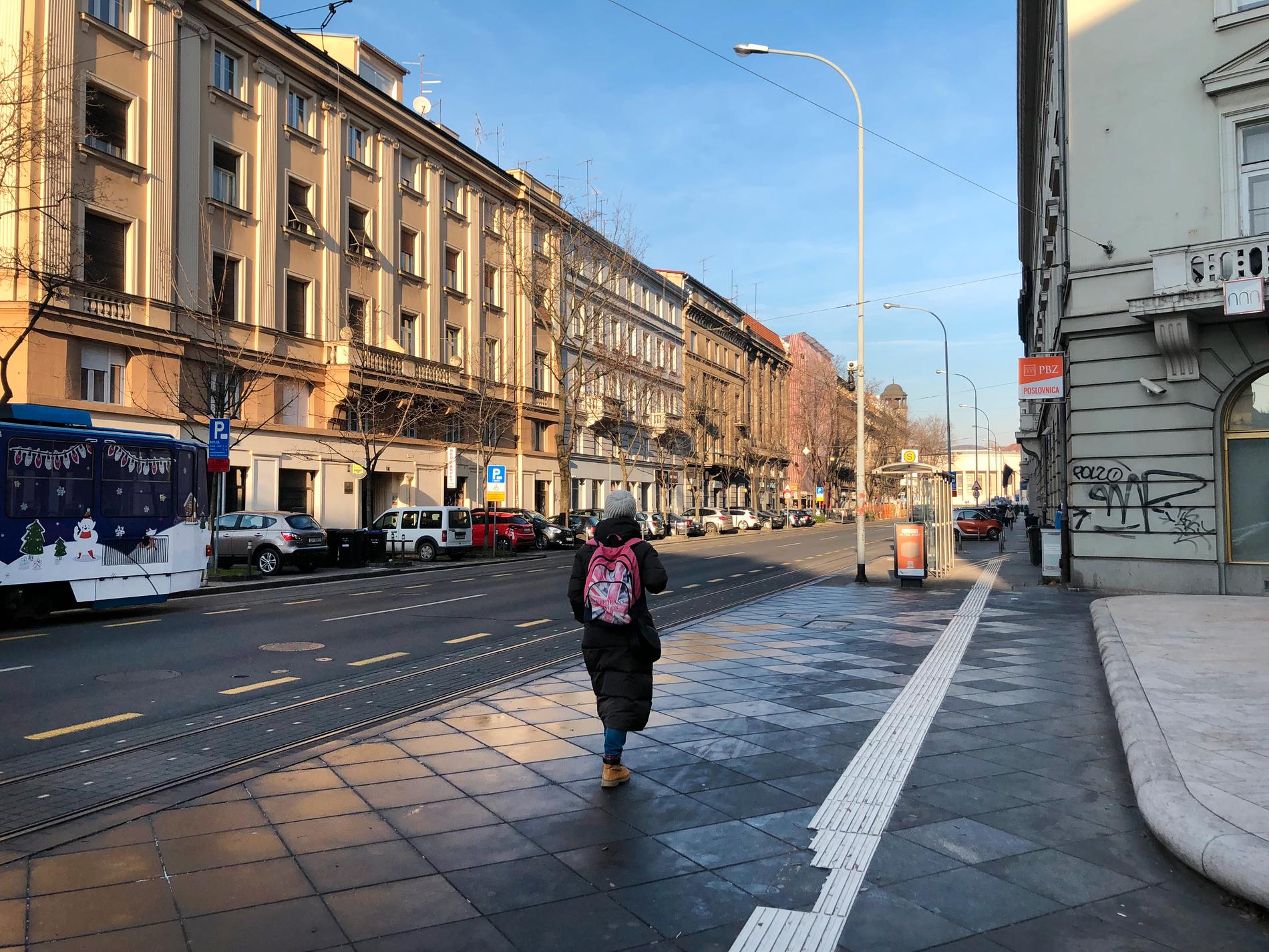 En ensam kvinna på en gata i Zagreb. Kroatien har sedan 1990-talet stadigt minskat i folkmängd.