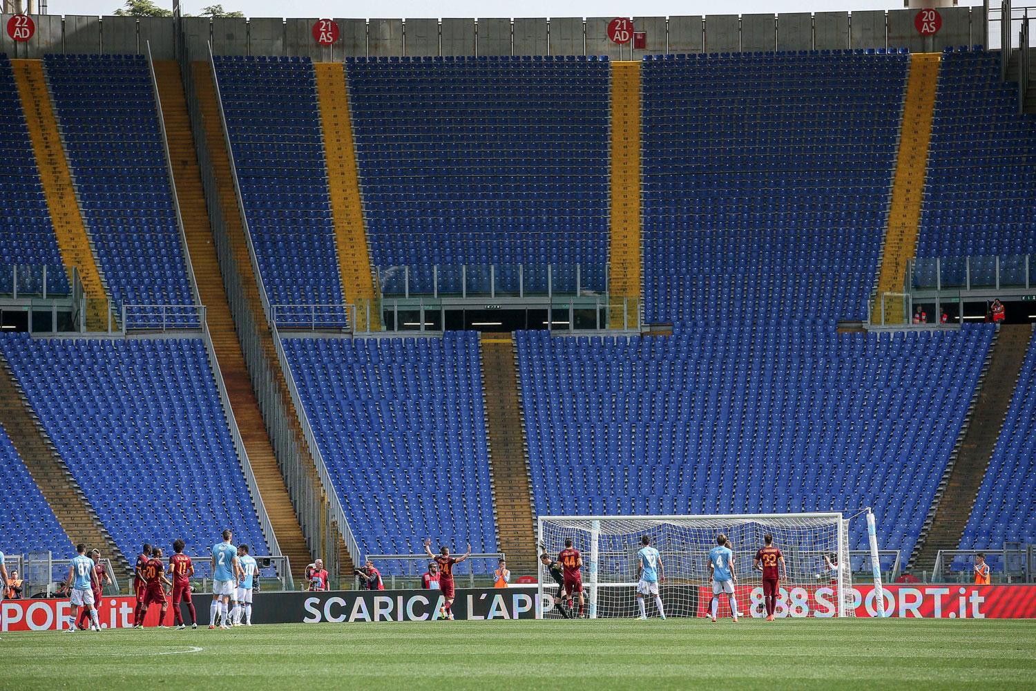Lazios supportrar har inte vallfärdat för att köpa säsongsbiljetter.