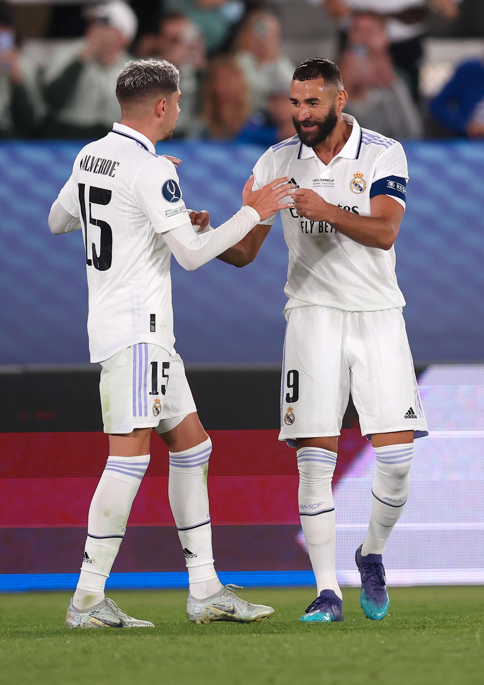 Karim Benzema firar sitt mål med Federico Valverde. 