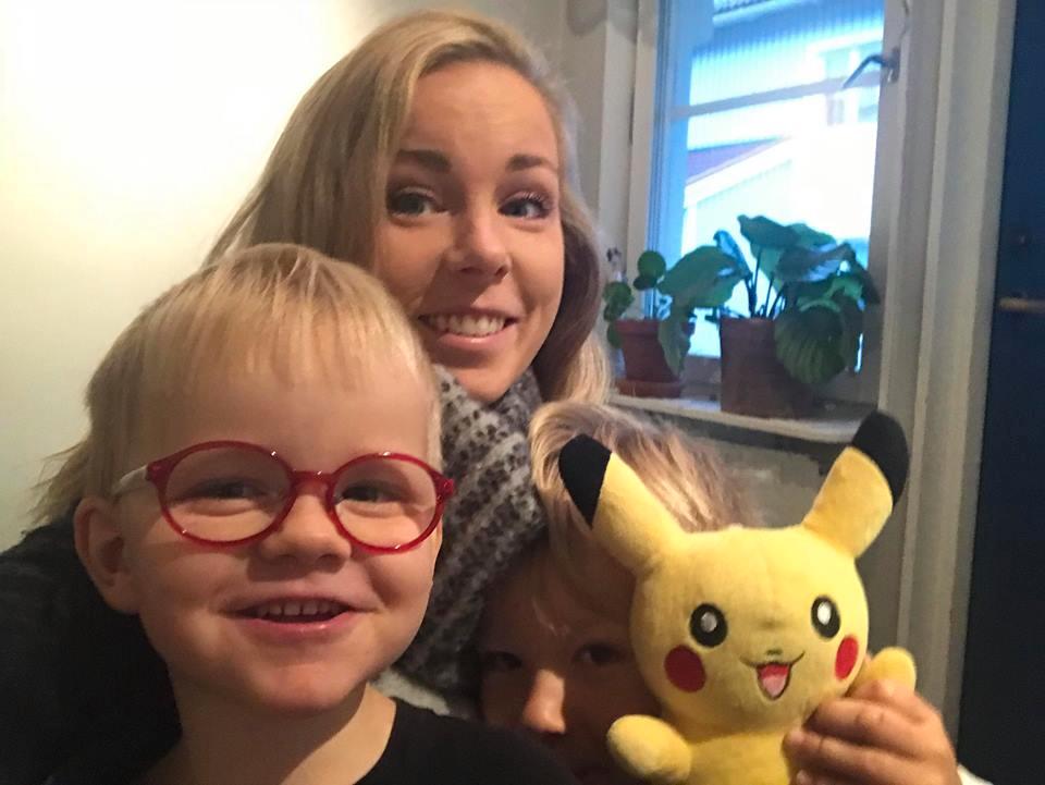 Lillebror Alfred, mamma Madelene och Elmer (med Pikachu).