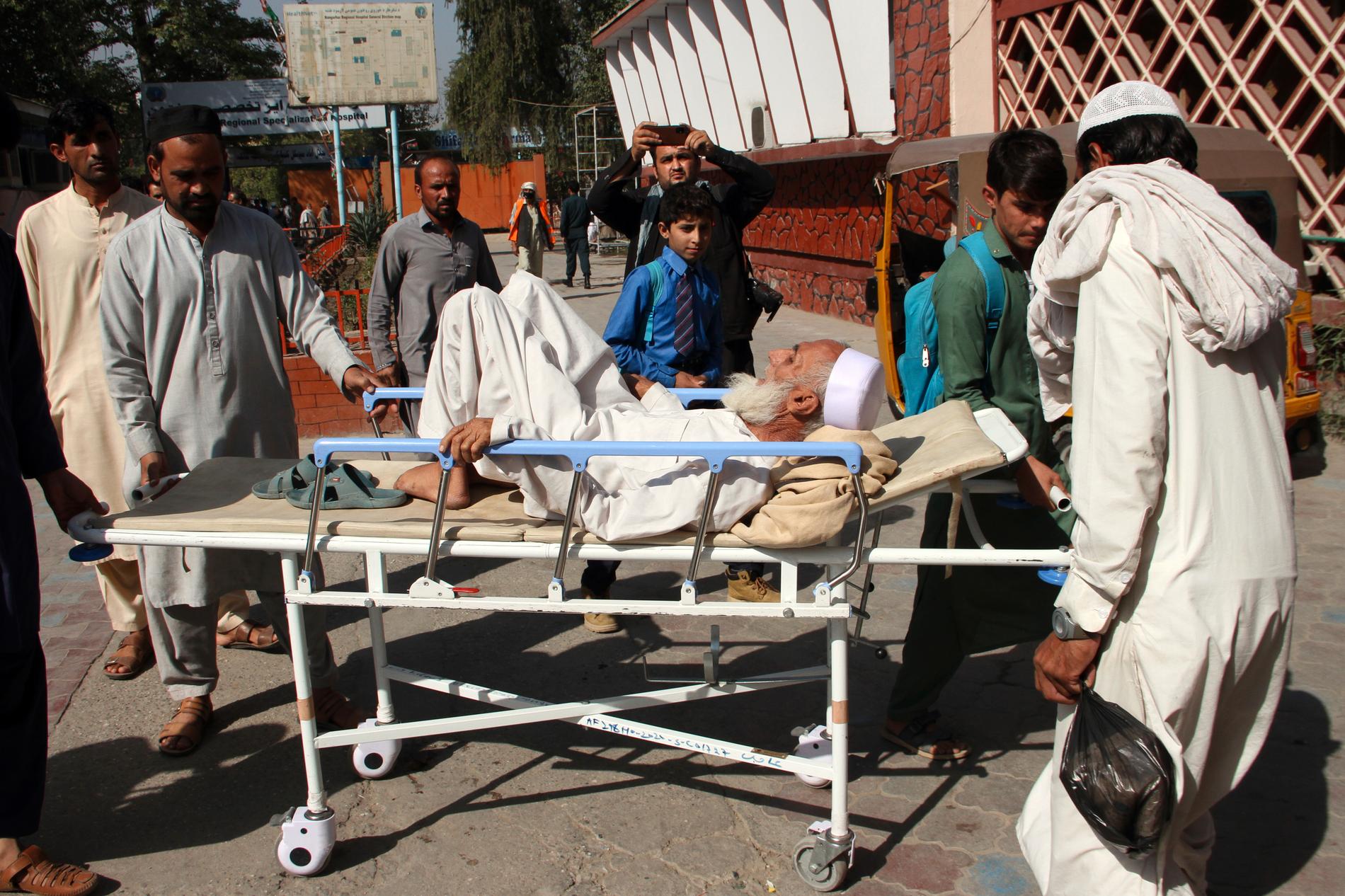 En skadad man förs till vård efter kaoset i Jalalabad.