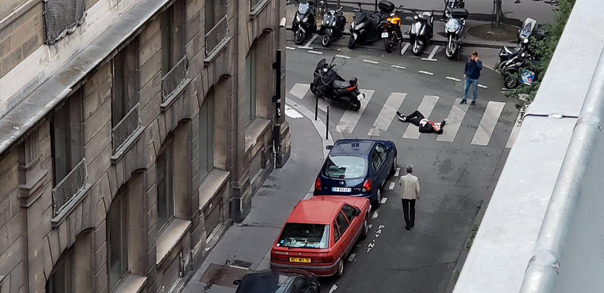 En skadad person ligger på Rue Marsollier i Paris efter knivattacken.