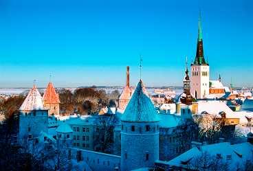 I Gamla stan finns bra shopping. Besöker du Tallinn mellan 21 november och 26 december så passa på att gå på julmarknaden.
