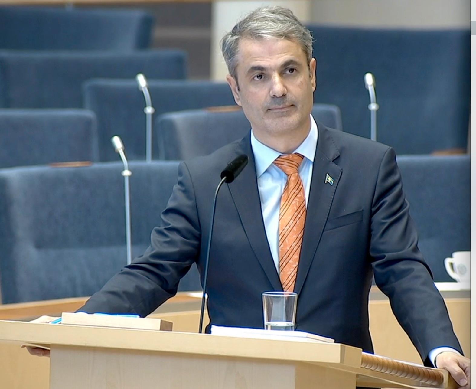 Näringsminister Ibrahim Baylan pressades i riksdagen om Aftonbladets avslöjande Nätjättarna
