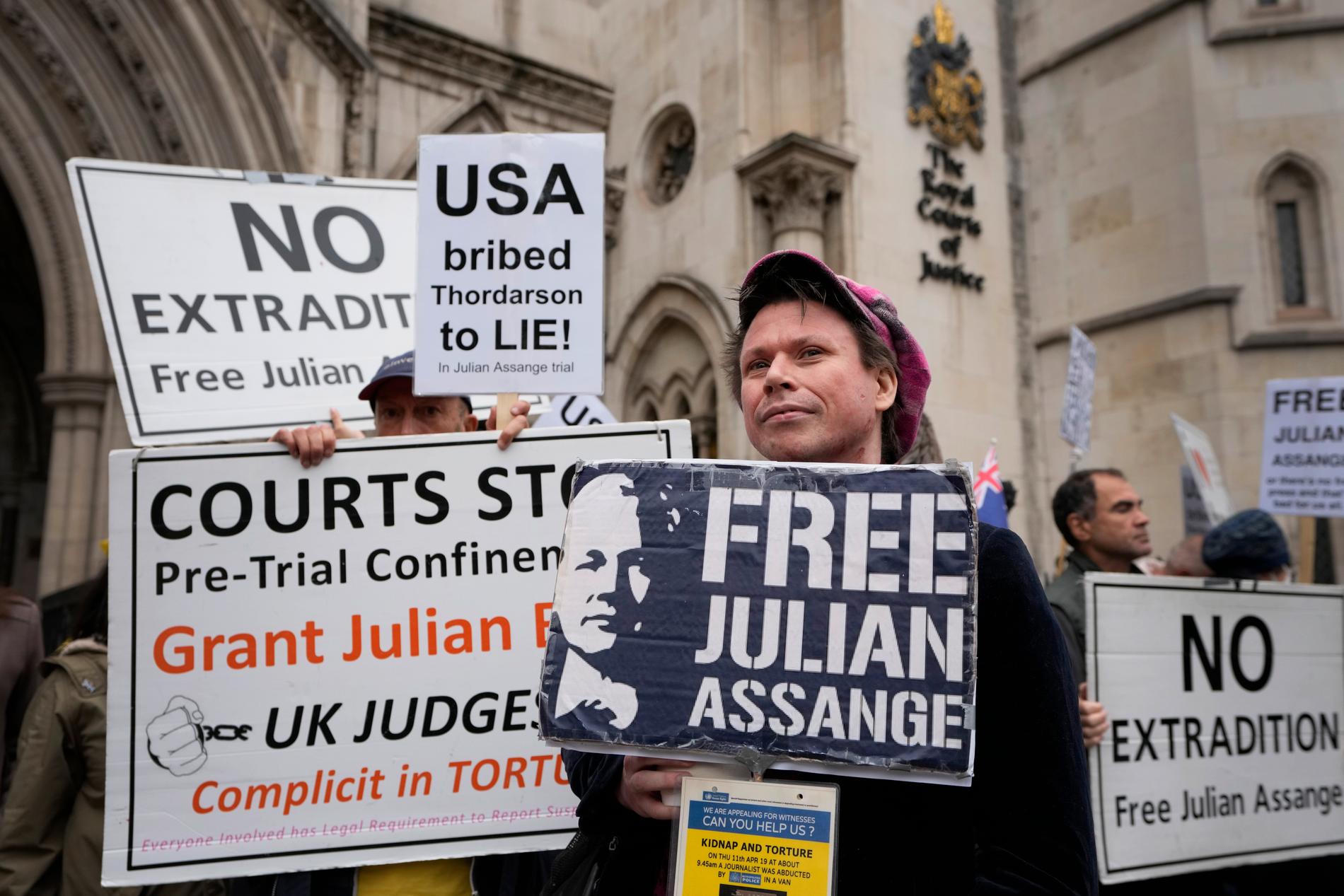 Assange-anhängare protesterar utanför högsta domstolen i London.