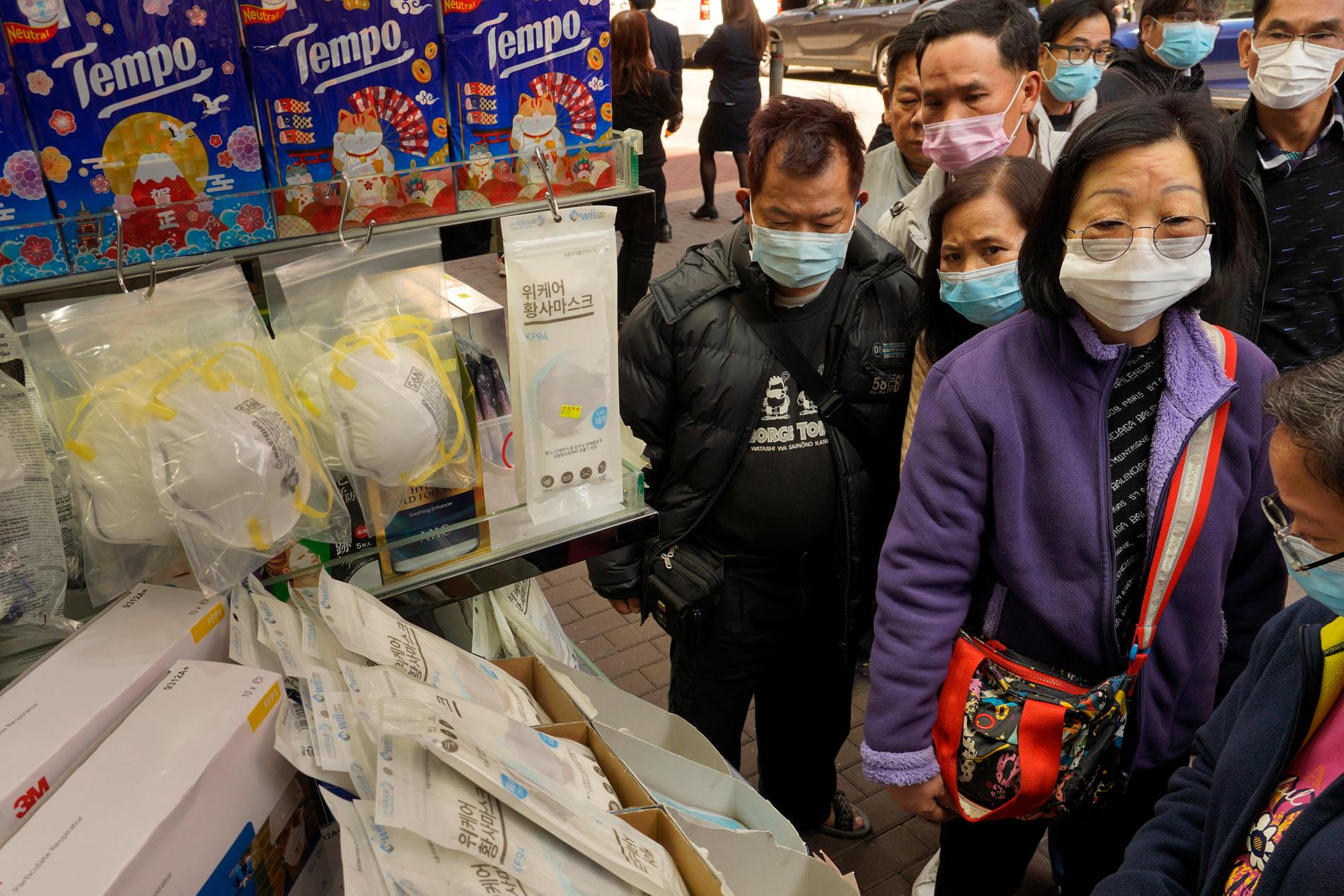 Människor i kö för att köpa skyddsmasker i Hongkong. 