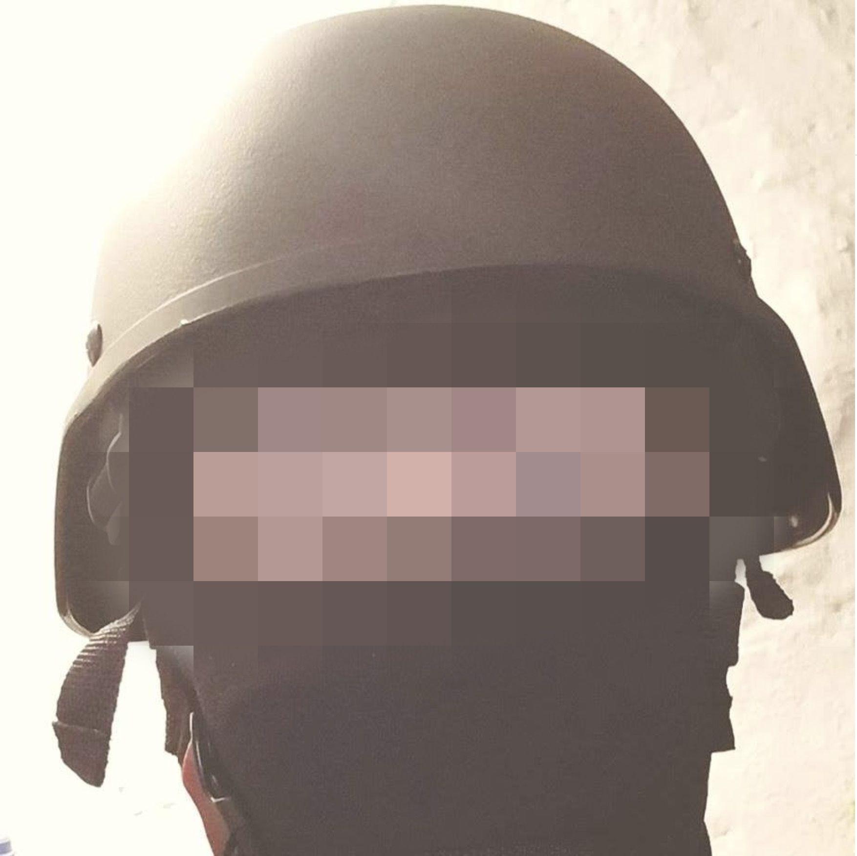 På sin Facebookprofil hade 21-åringen en bild på sig själv i militärhjälm.