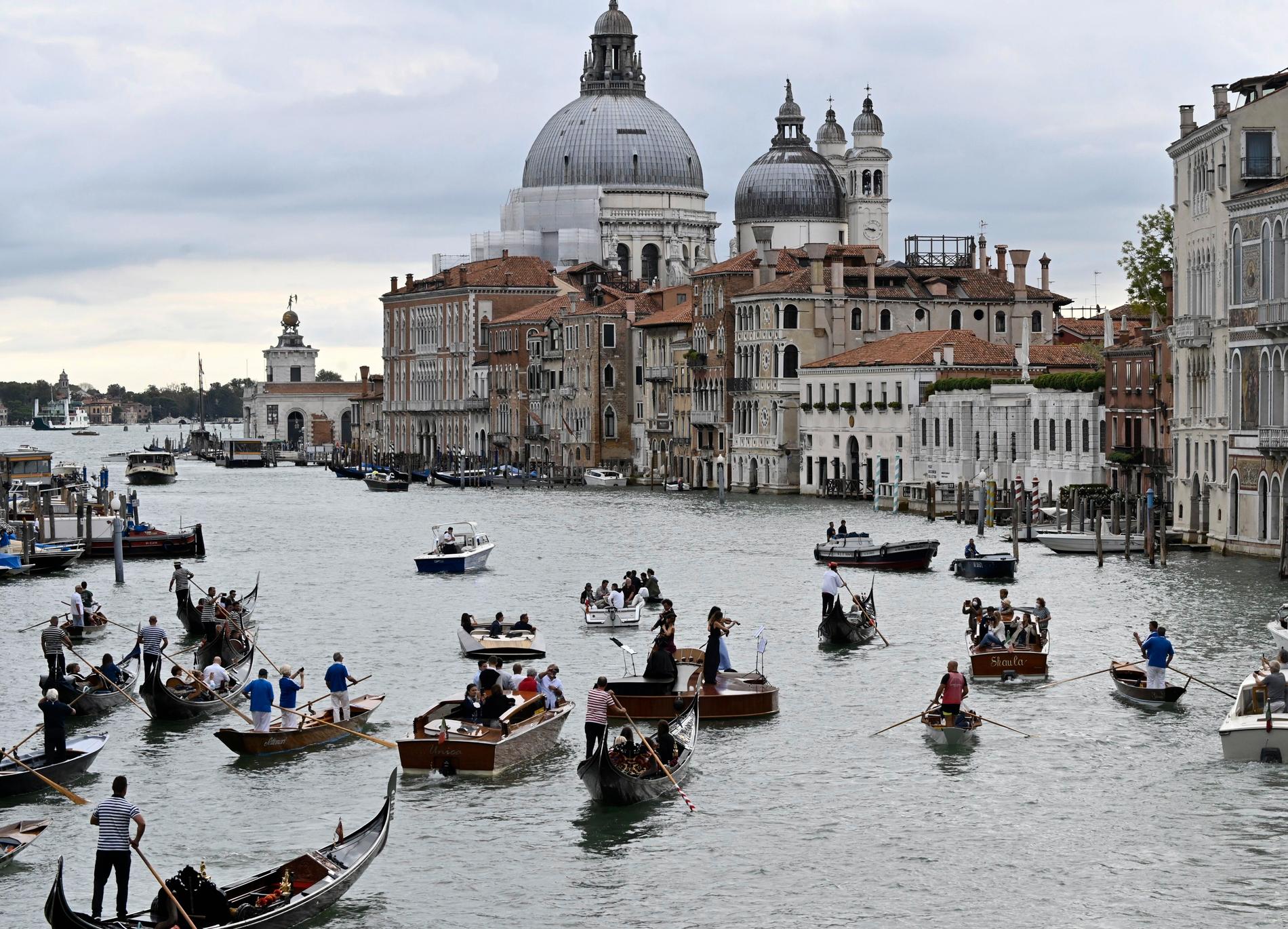 Bara en vecka tidigare hoppade en man i och simmade i Canal grande – en av Venedigs många kanaler. 