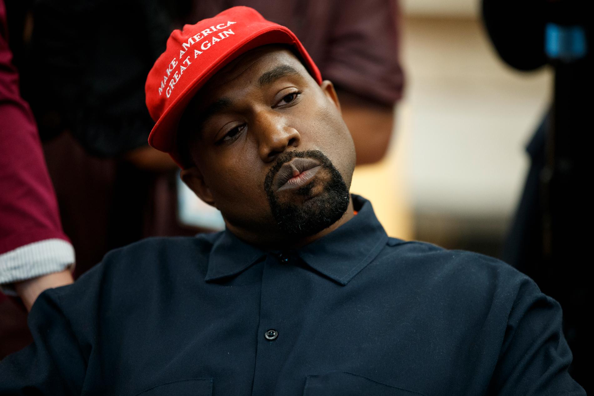 Kanye West iförd en ”Make America great again”-keps. 