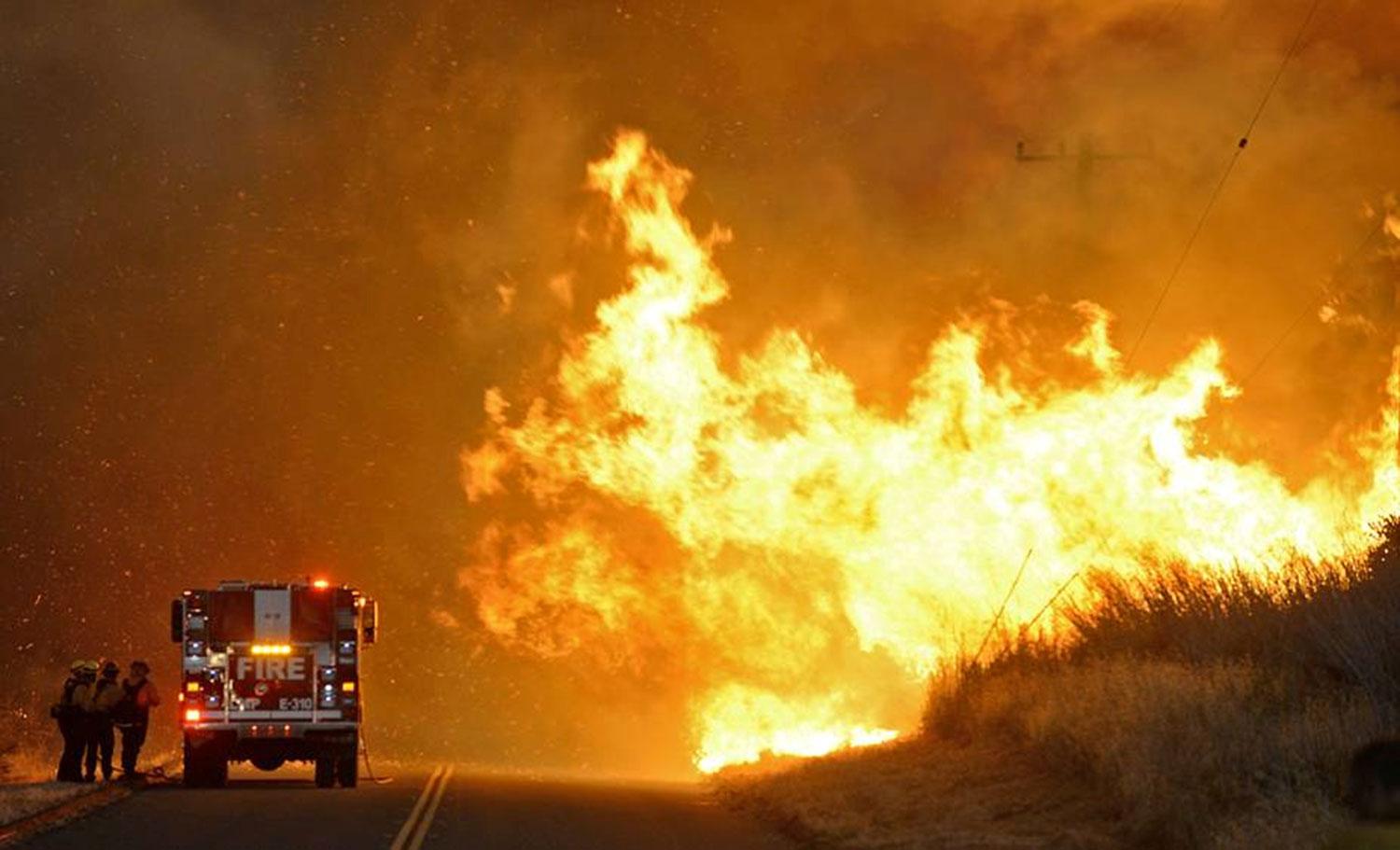 1 200 brandmän kämpar just nu för att försöka släcka branden i Santa Barbara-området i Kalifornien.