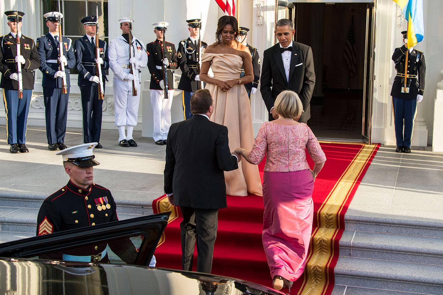 Här välkomnar paret Obama svenska statsministerparet.