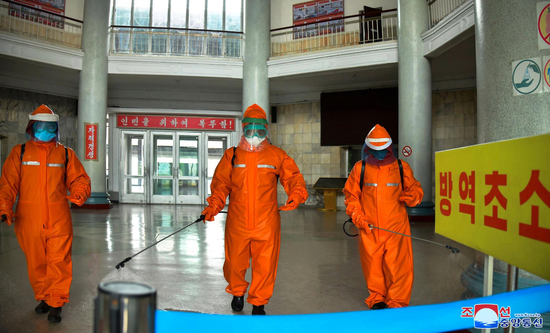 Personal i skyddsklädsel desinficerar en station för kollektivtrafik Nordkoreas huvudstad Pyongyang. Bilden är tagen 17 maj.