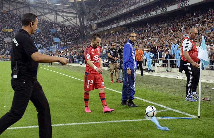 När Valbuena skulle slå en hörna i den andra halvleken haglade föremål in mot honom. Matchen avbröts.