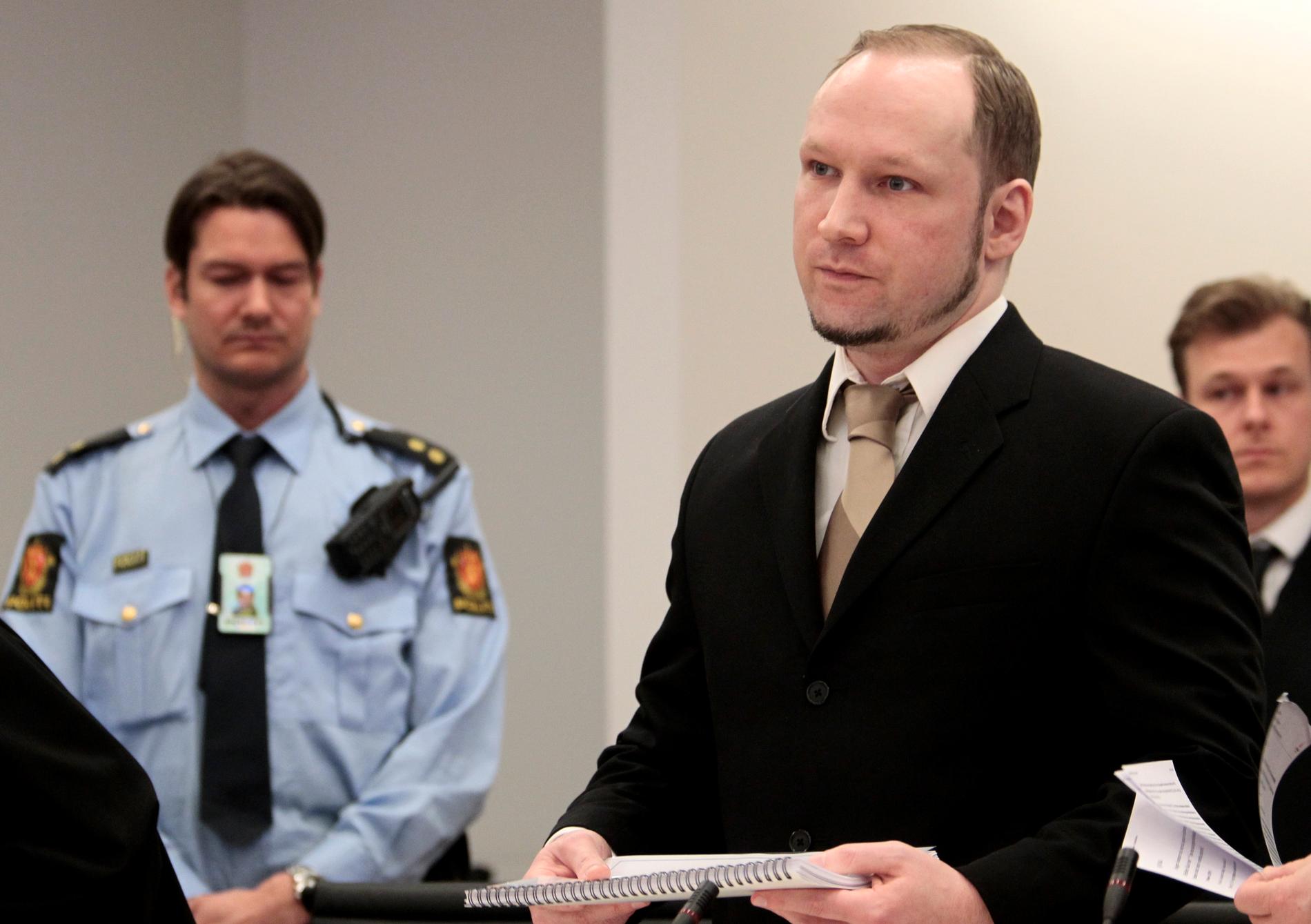 Under första veckan av rättegången fick Breivik en chans att förklara sig. Han hade förberett ett tal på en halvtimme. Senare blev han utfrågad av både åklagarna och försvaret. Han var då inte särskilt intresserad av att svara på frågor