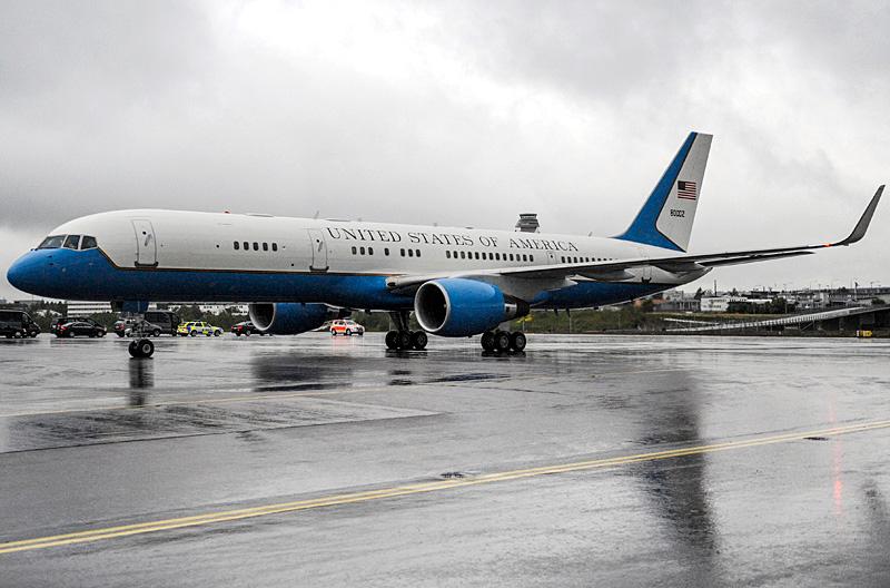 USA:s utrikesminister, Hillary Clinton, och hennes stab landade med Airforce II på Arlanda flygplats vid 18.30-tiden på lördagen.