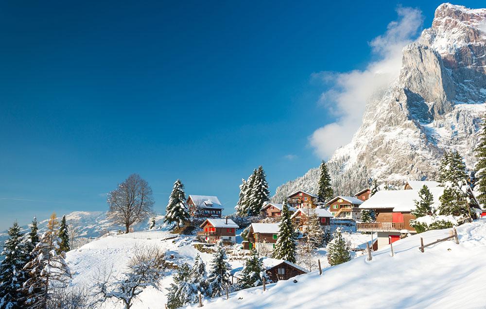 Ökande temperaturer orsakar snösmältning som förkortar skidsäsongen på många orter i alperna. 