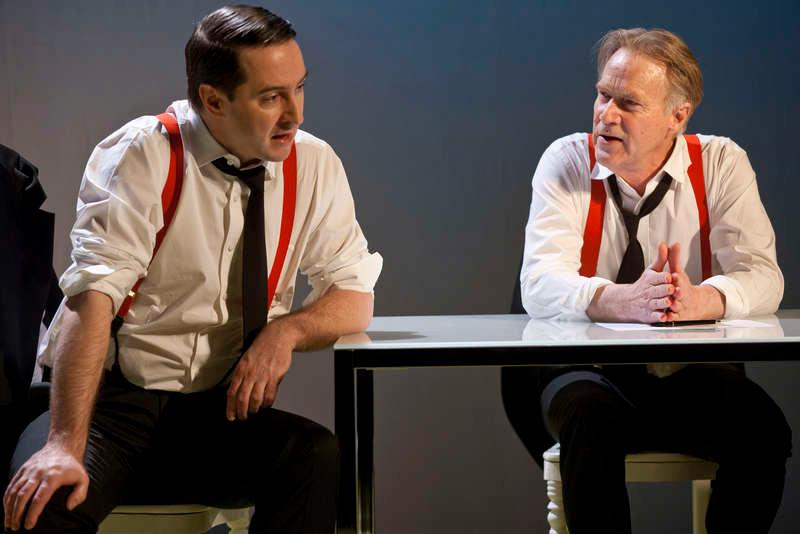 Niklas Falk och Richard Forsgren i ”Paria”, en knapp timme nedtonat och välspelat drama på Strindbergs Intima Teater.
