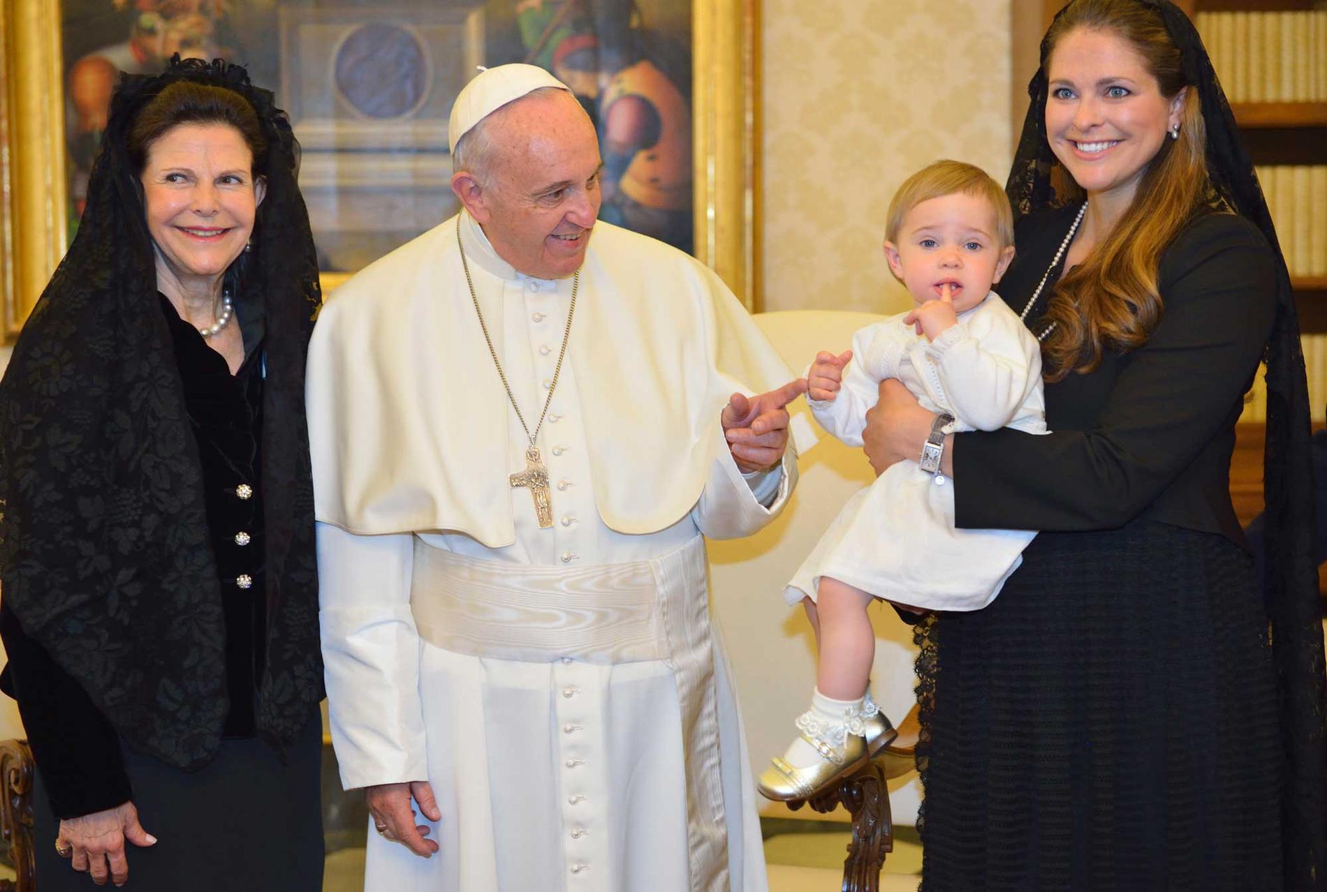 Drottning Silvia, lillsessan Leonore, prinsessan Madeleine och Chris O'Neill (inte med på bild) träffade påven i Rom i april förra året. Nu kommer han till Sverige.