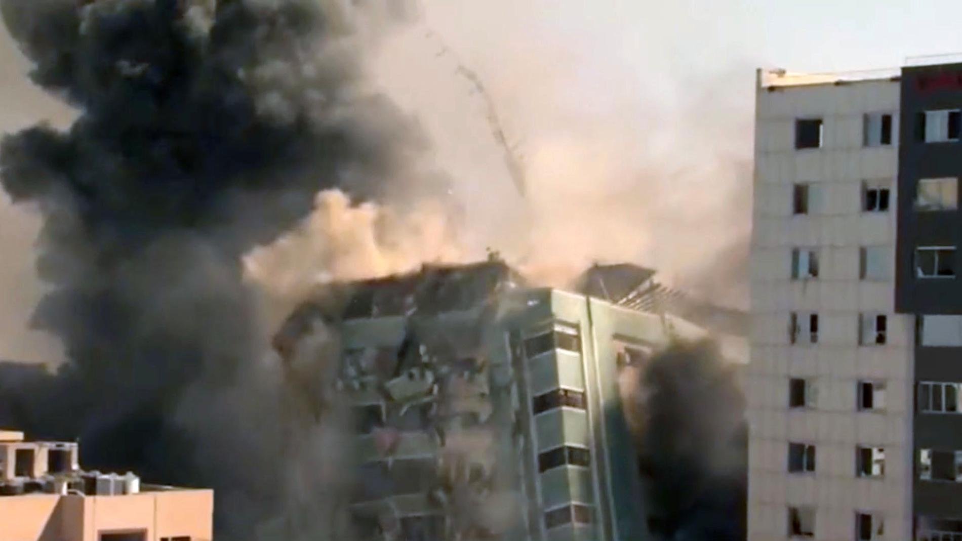 Ett höghus i Gaza med flera redaktioner bombades på lördagen.  