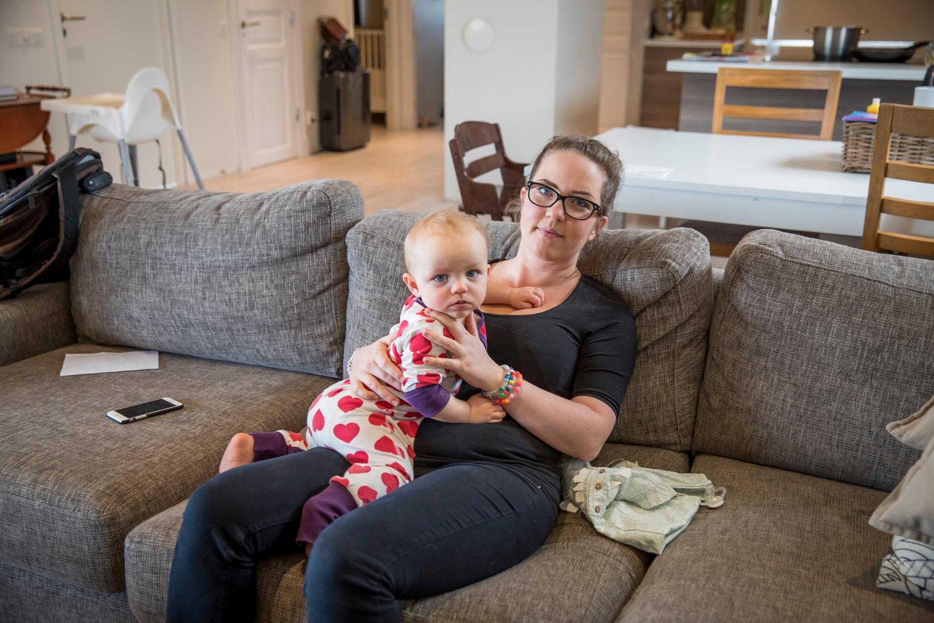Catja Karlberg, 32, med dottern Anya, 13 månader.
