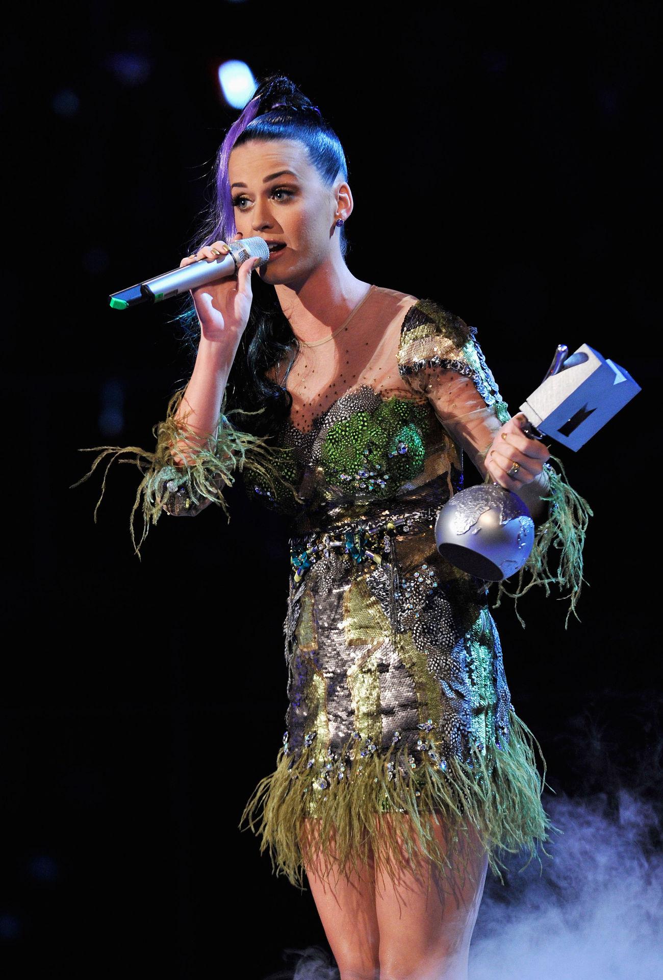 Katy Perry tar emot priset för bästa videon ”California gurls”.