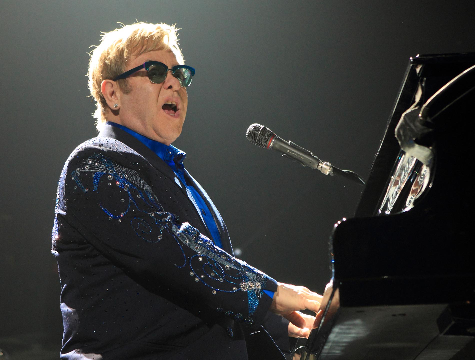 Elton John vill upprepa bedriften med sin förra julsingel "Step into Christmas" och tar hjälp av Ed Sheeran. Arkivbild.