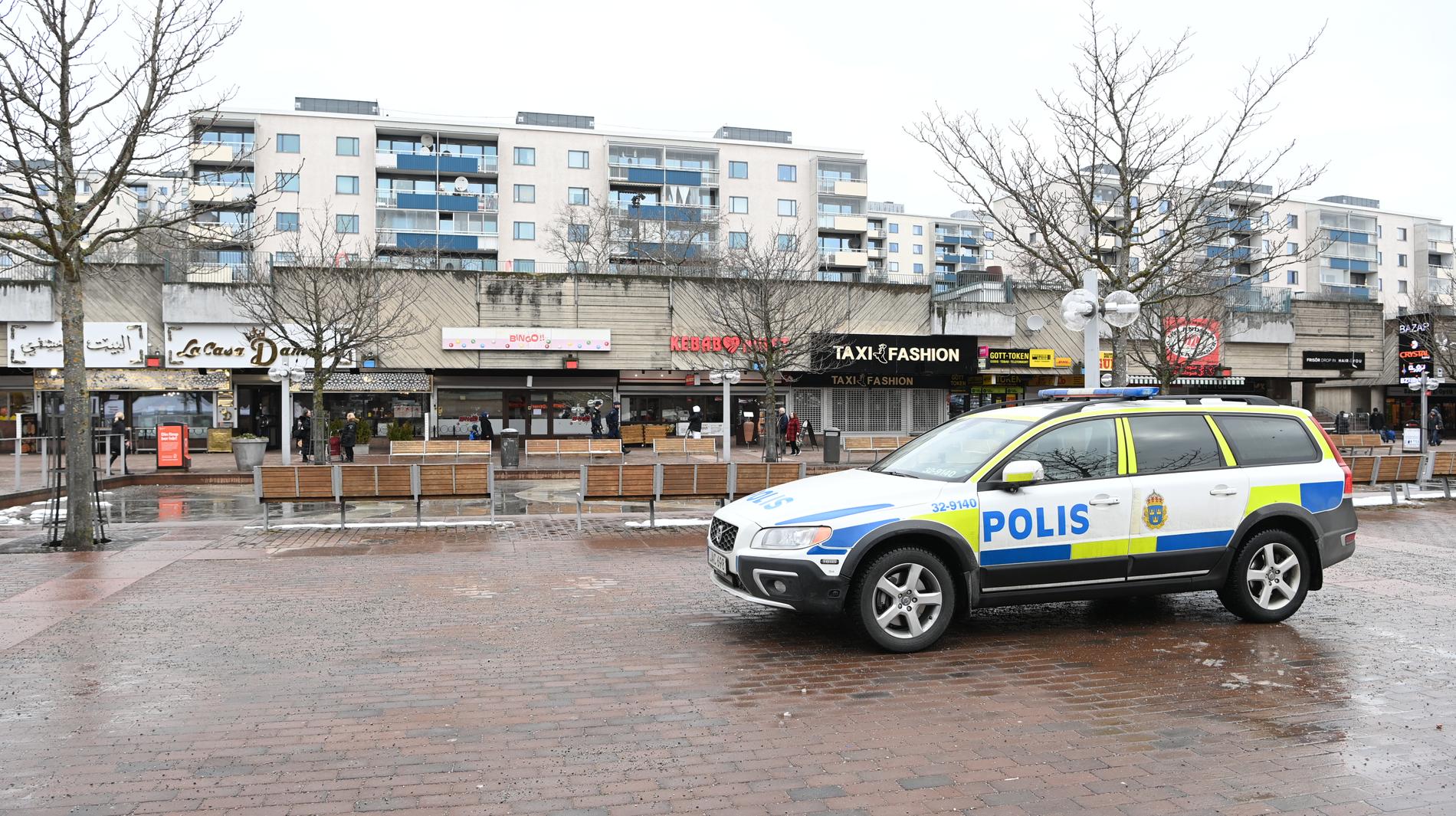 Polis på plats i Skärholmen på torsdagen.