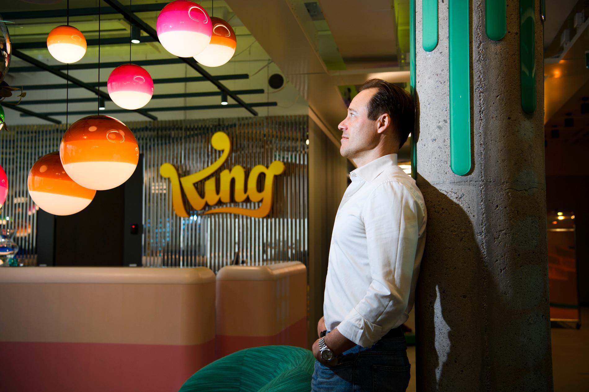 Spelföretaget King har vuxit enormt de senaste åren och flyttar i höst in i nya centrala lokaler i Stockholm. En av grundarna och företagets kreative chef, Sebastian Knutsson, säger att det har varit frustrerande att inte kunna sitta och jobba tillsammans under pandemin.