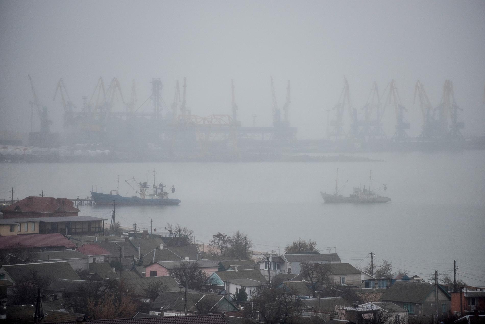 Carl Bildt tycker att västvärlden borde skicka civila fartyg till Azovska sjön för att visa sitt stöd för sjöfartsfriheten. På bilden hamnen i Berdjansk vid södra Azovska sjön i Ukraina.