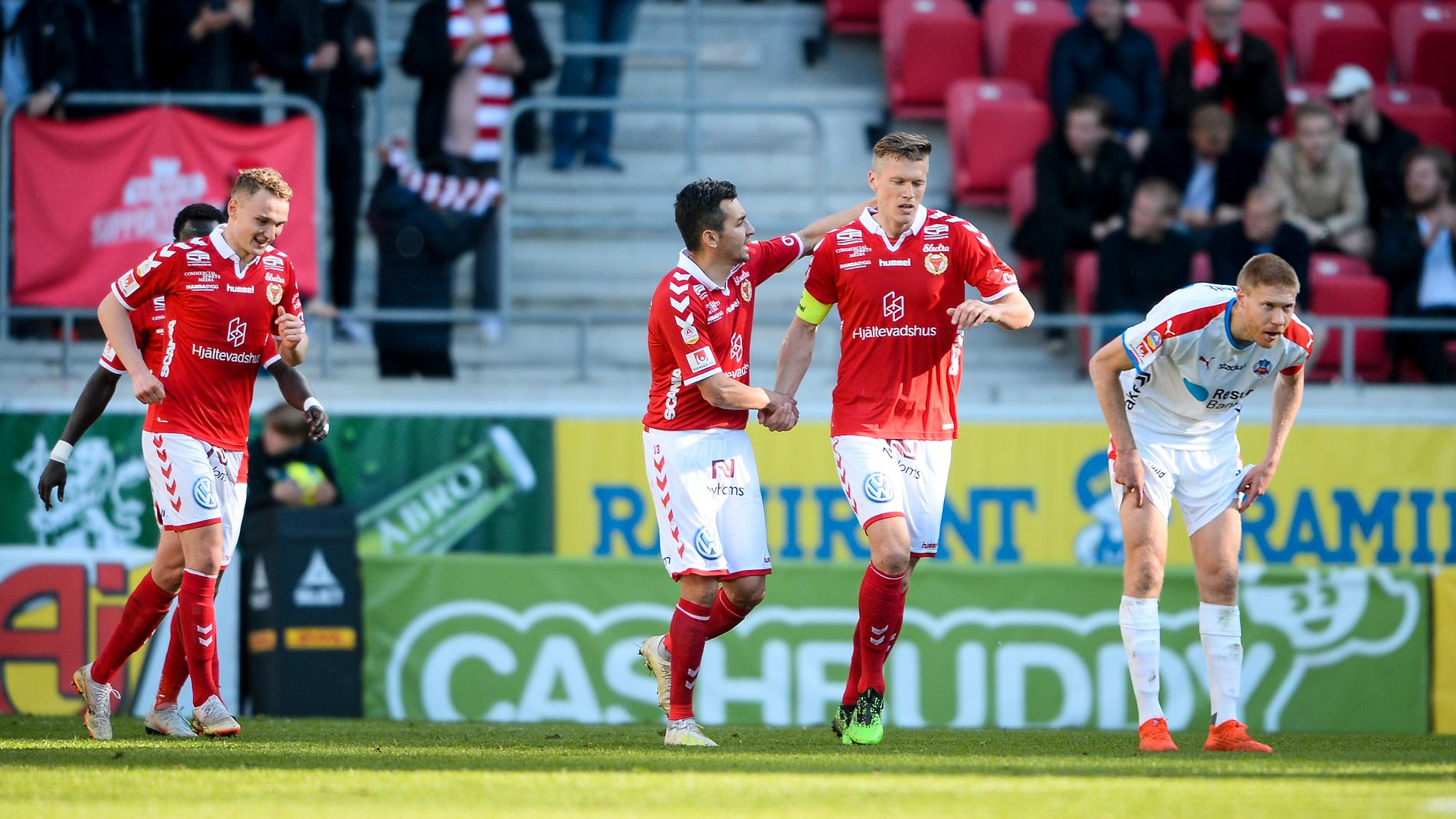 Kalmars Viktor Elm, till höger, jublar efter sitt 1-0 mål mot Helsingborgs IF på Guldfågeln arena.