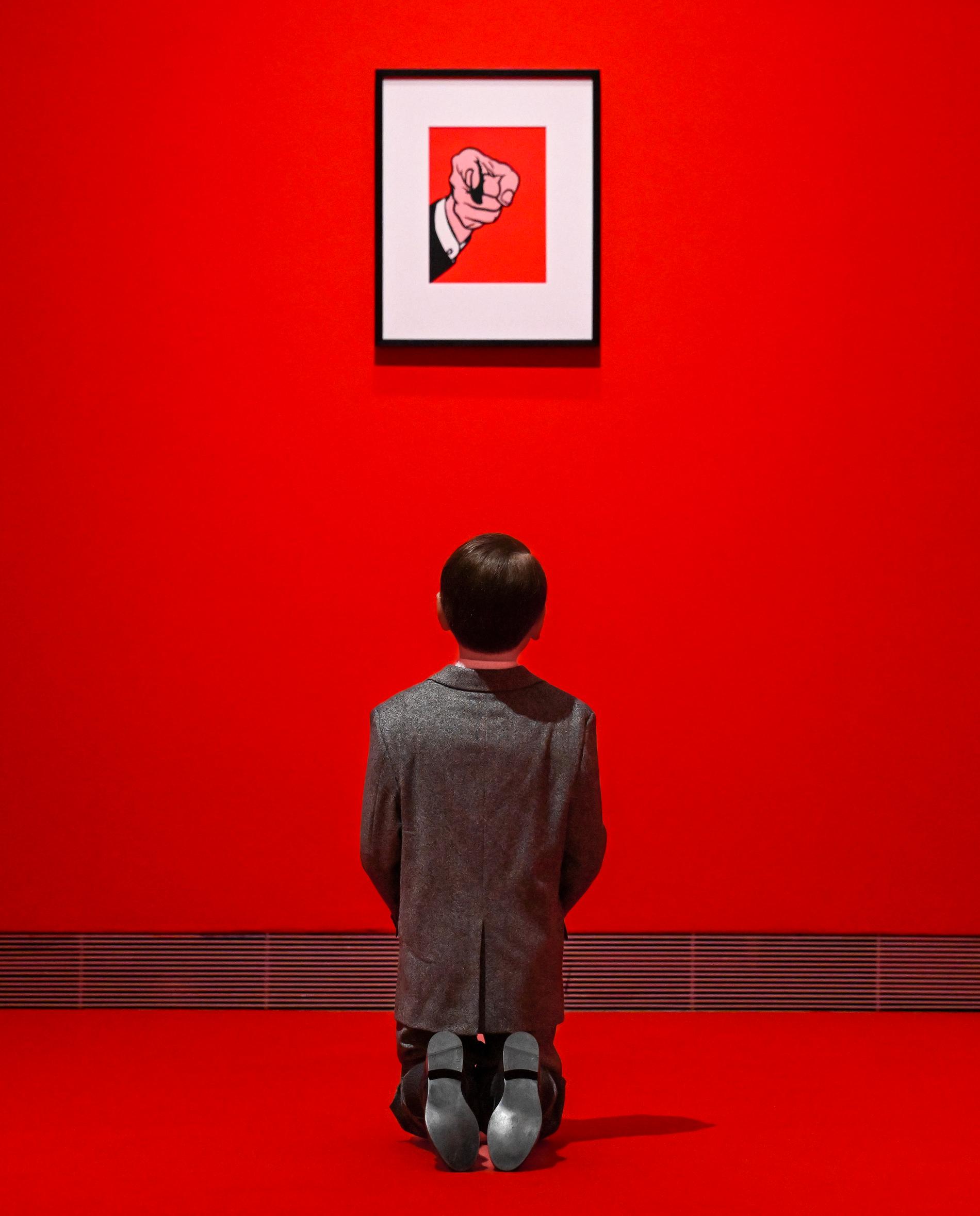 På Moderna Museet visas Cattelans knäböjande Hitler, "Him", tillsammans med Roy Lichtensteins pekfinger.