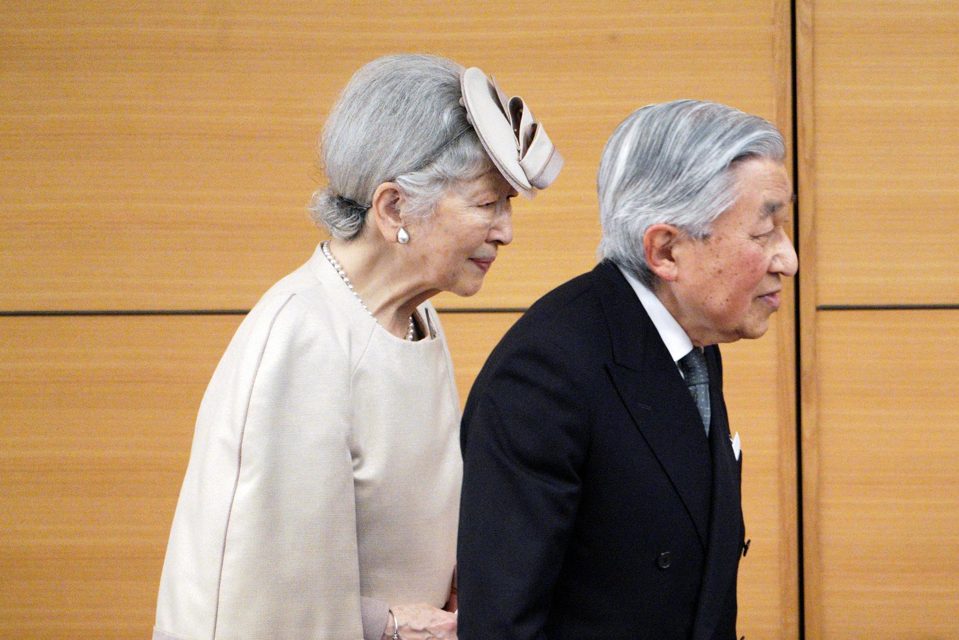 Japans avgående kejsare Akihito and kejsarinnan Michiko vid en prisutdelning i Tokyo nyligen.