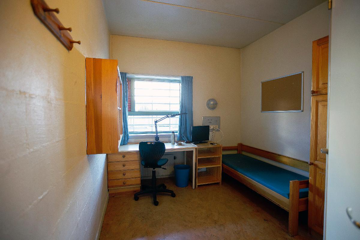 Anders Behring Breiviks fängelsecell är en specialbyggd lägenhet. Han har bland annat tillgång till tv och en dator utan internet.