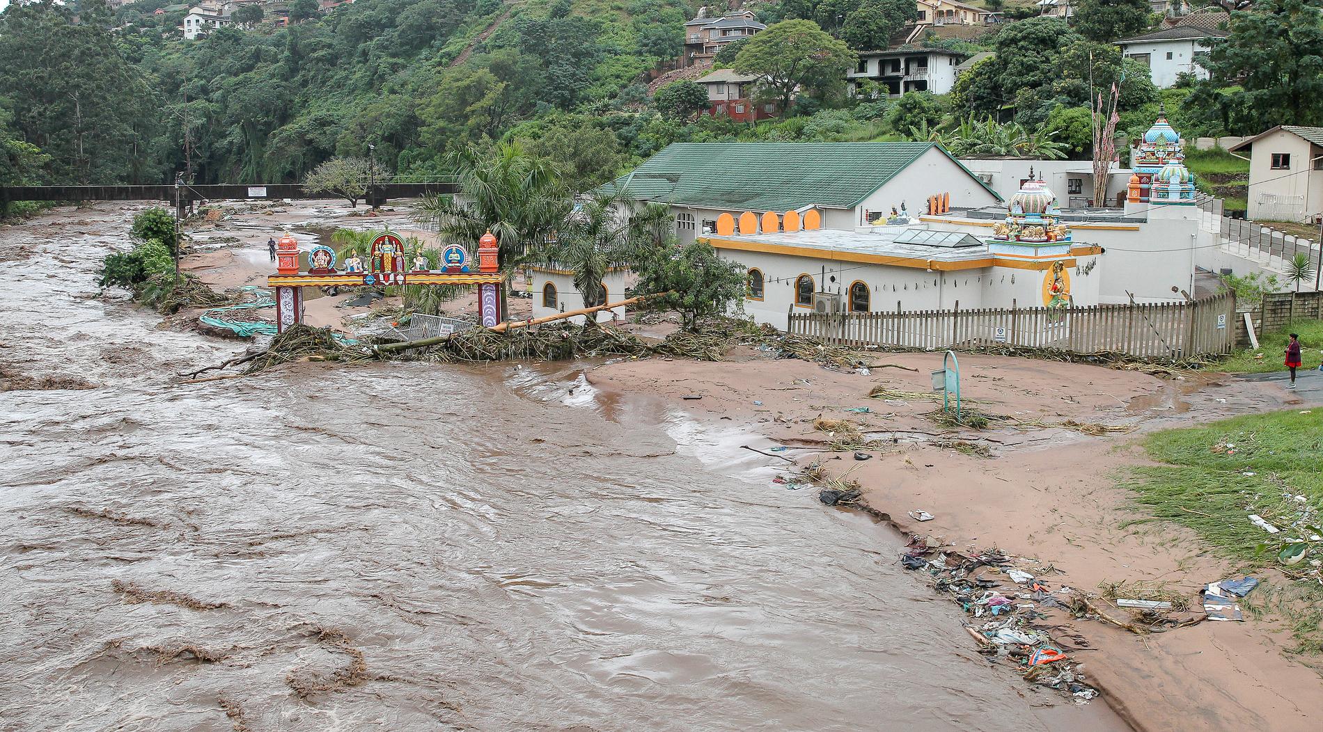 En översvämmad flod orsakar förödelse i närheten av staden Durban i Sydafrika.