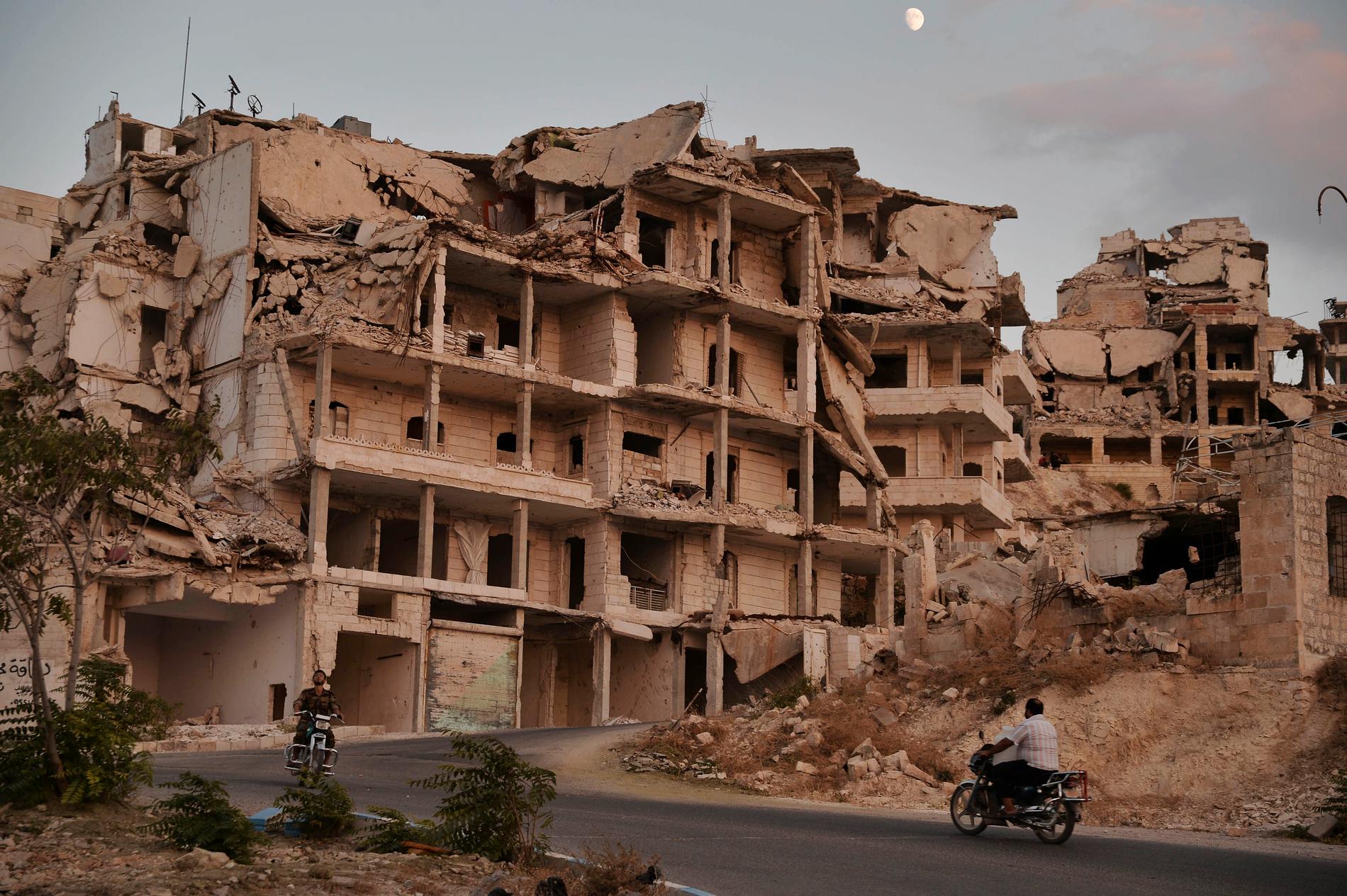 Företrädare för Iran, Ryssland och Turkiet ska diskutera kriget i Syrien under dagen. Bilden är från staden Ariha i provinsen Idlib. Arkivbild.