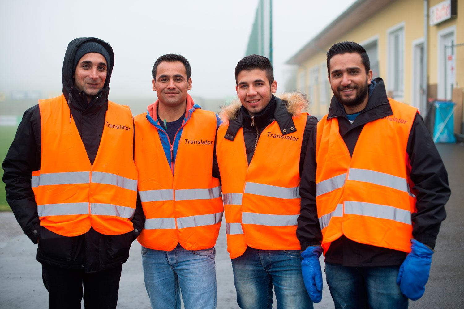 Reza Saba fån Iran, Fardin från Afghanistan, Hassan Albahsali och Tarek Sukarieh från Syrien, är volontärtolkar som hjälper nyanlända flyktingar som vill till Tyskland i Kollerschlag.