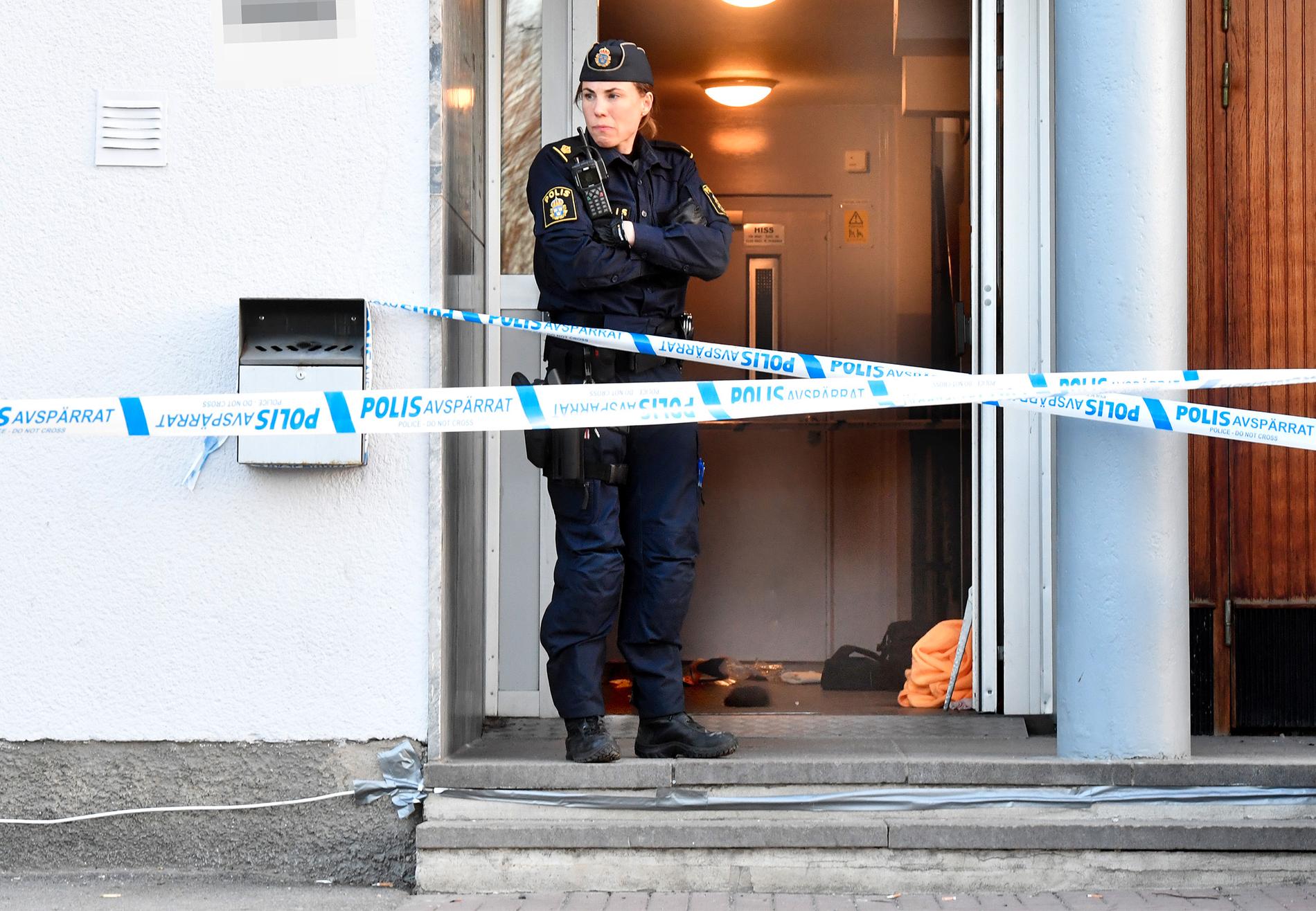 Polis sköt en knivbeväpnad man i Skärholmen till döds.
