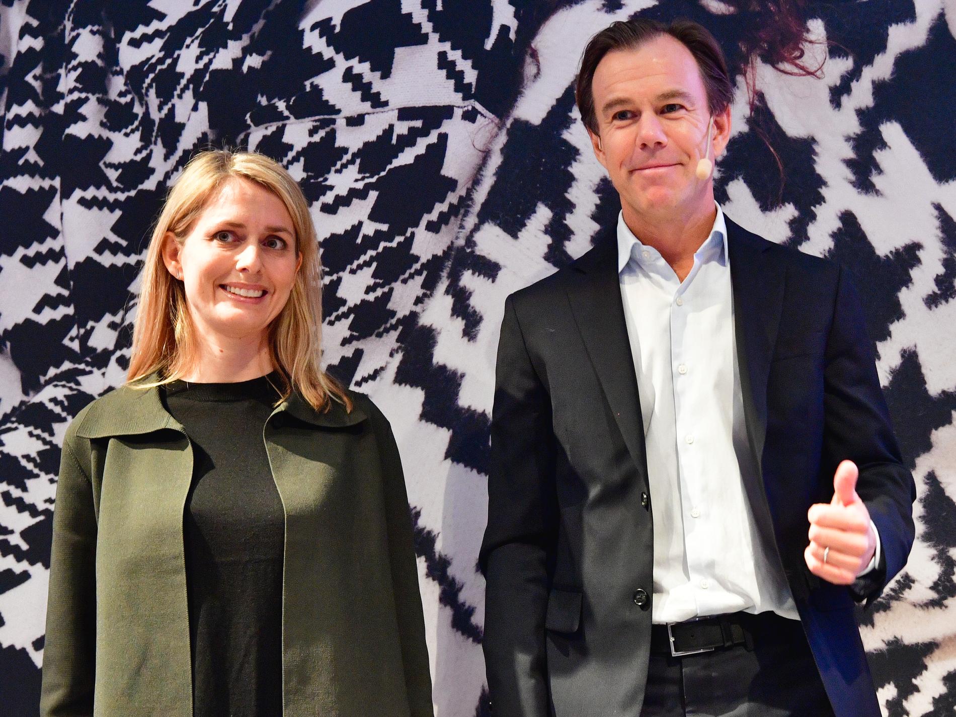 H&M:s avgående vd Karl-Johan Persson ger tummen upp till den nya vd:n Helena Helmersson under en pressträff där företagets bokslut presenterades på huvudkontoret i Stockholm.