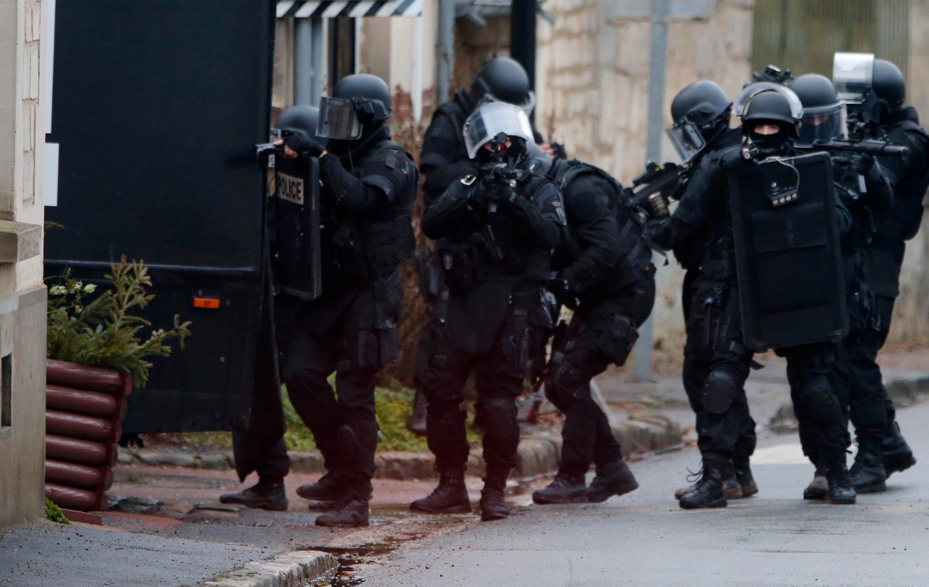 Franska specialstyrkor söker efter de två bröderna som misstänks för attacken i Paris.