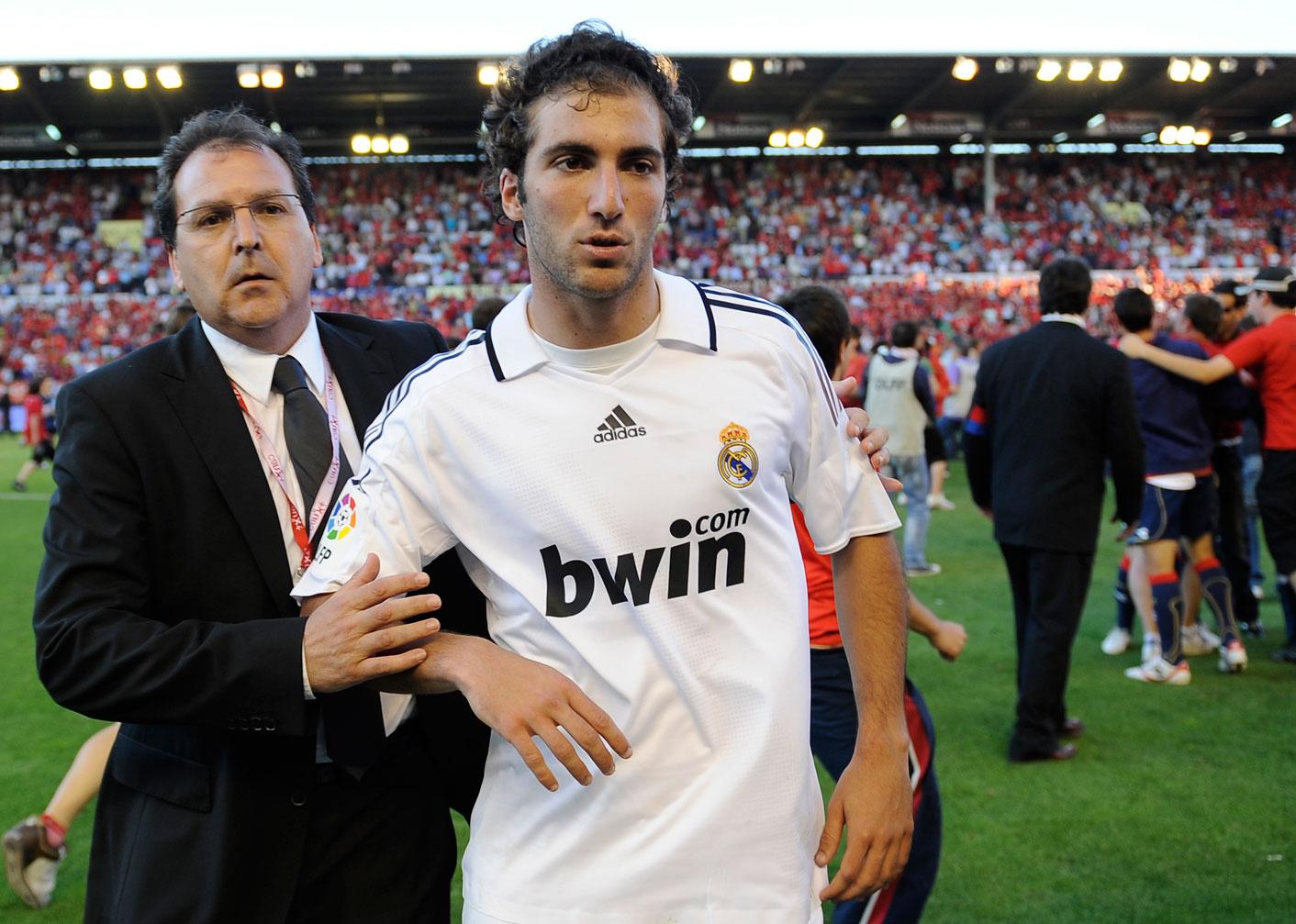 Gonzalo Higuain lämnar planen efter chockförlusten med 1-2 borta mot Osasuna 31 maj 2009.