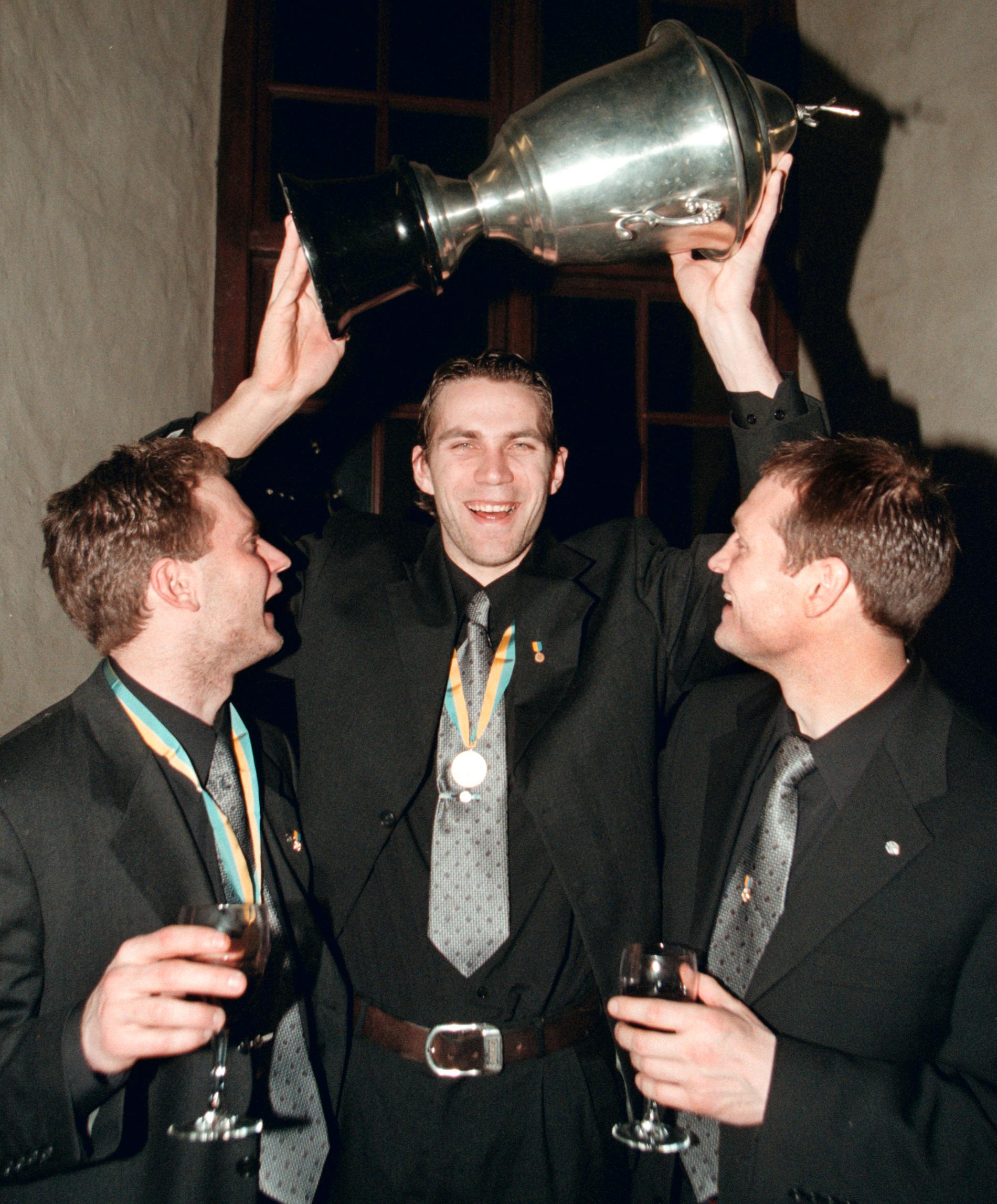 Fosshaug, till höger, firar SM-guldet 1999 med VSK-polarna Ola Fredricson och Ted Andersson.