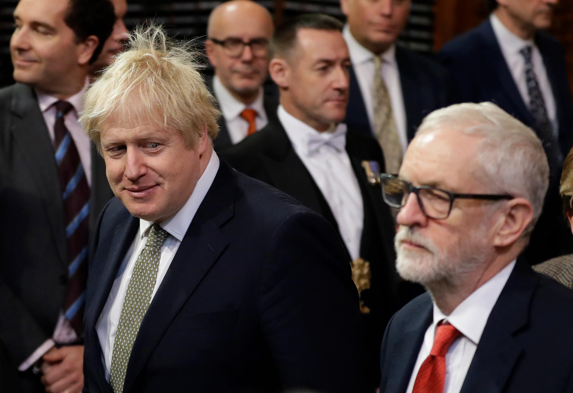 Storbritanniens premiärminister Boris Johnson har stärkt sin makt och går fram med ett något reviderat brexitlagförslag i parlamentet. Här står han sida vid sida med oppositionsledaren Jeremy Corbyn vid statsöppningsceremonin i parlamentet på torsdagen.